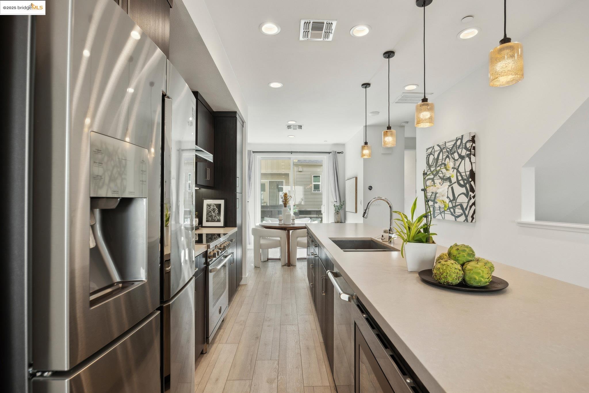 Detail Gallery Image 8 of 40 For 172 Uptown Cir, Oakland,  CA 94607 - 2 Beds | 2/2 Baths