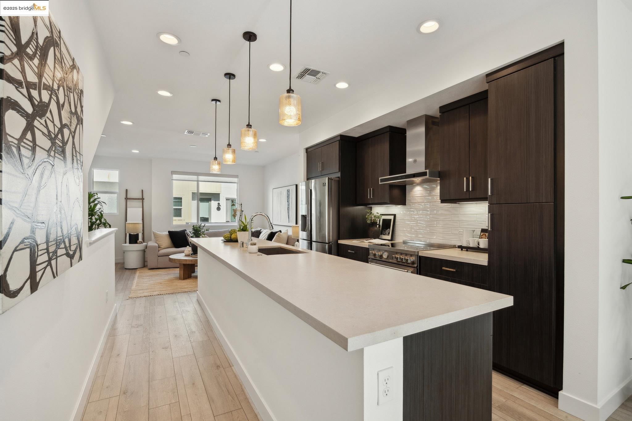 Detail Gallery Image 9 of 40 For 172 Uptown Cir, Oakland,  CA 94607 - 2 Beds | 2/2 Baths