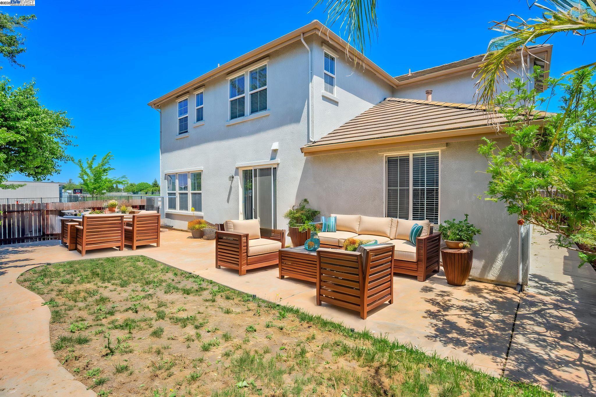 Detail Gallery Image 12 of 57 For 10272 Beckley Way, Elk Grove,  CA 95757 - 5 Beds | 3 Baths