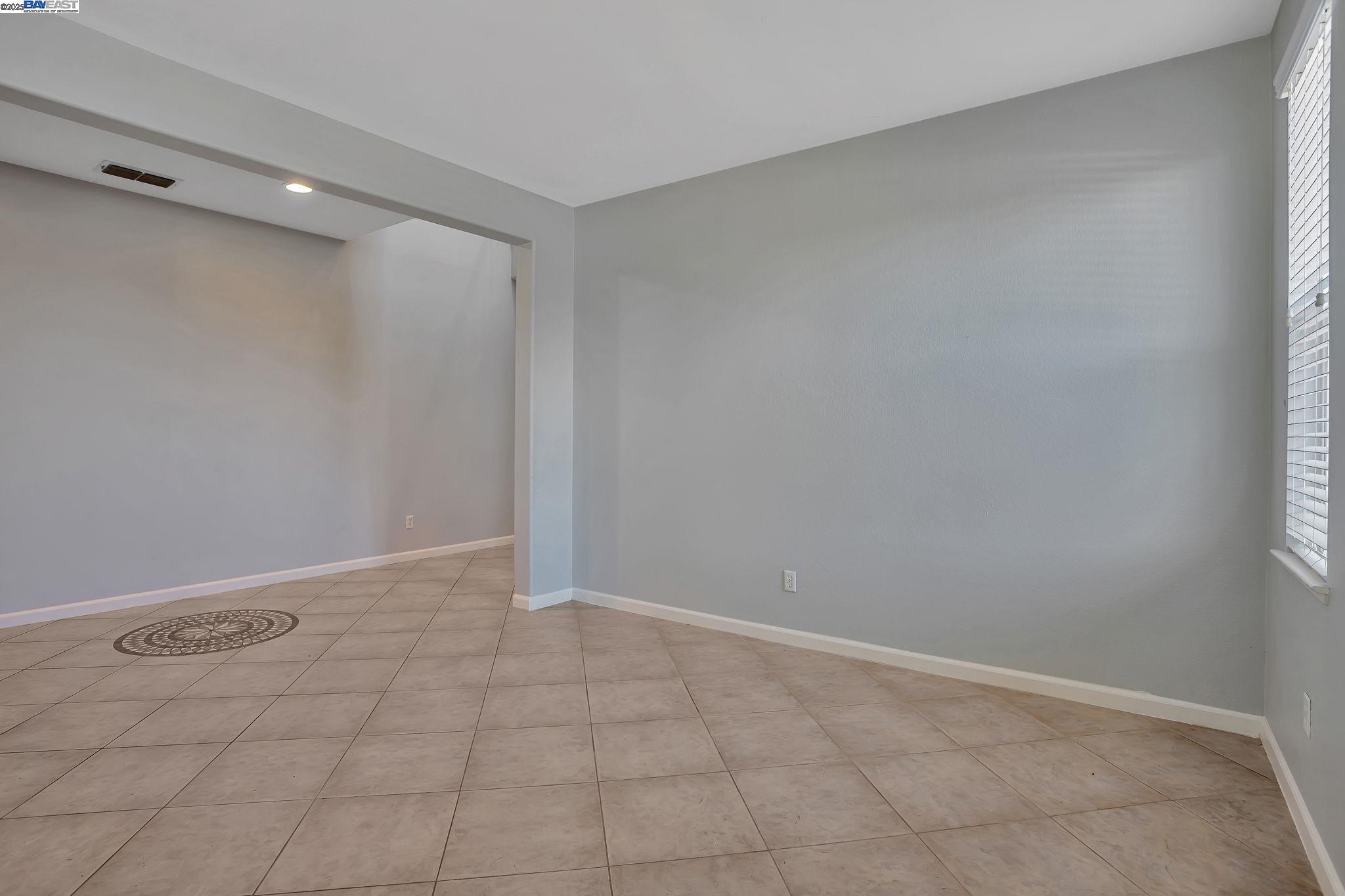 Detail Gallery Image 14 of 57 For 10272 Beckley Way, Elk Grove,  CA 95757 - 5 Beds | 3 Baths