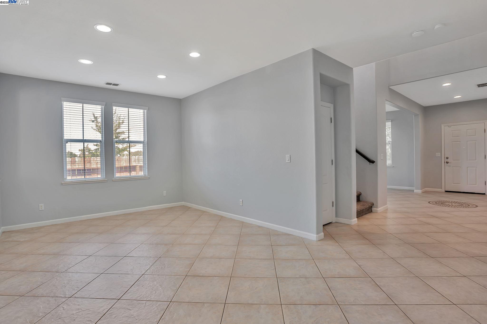 Detail Gallery Image 15 of 57 For 10272 Beckley Way, Elk Grove,  CA 95757 - 5 Beds | 3 Baths