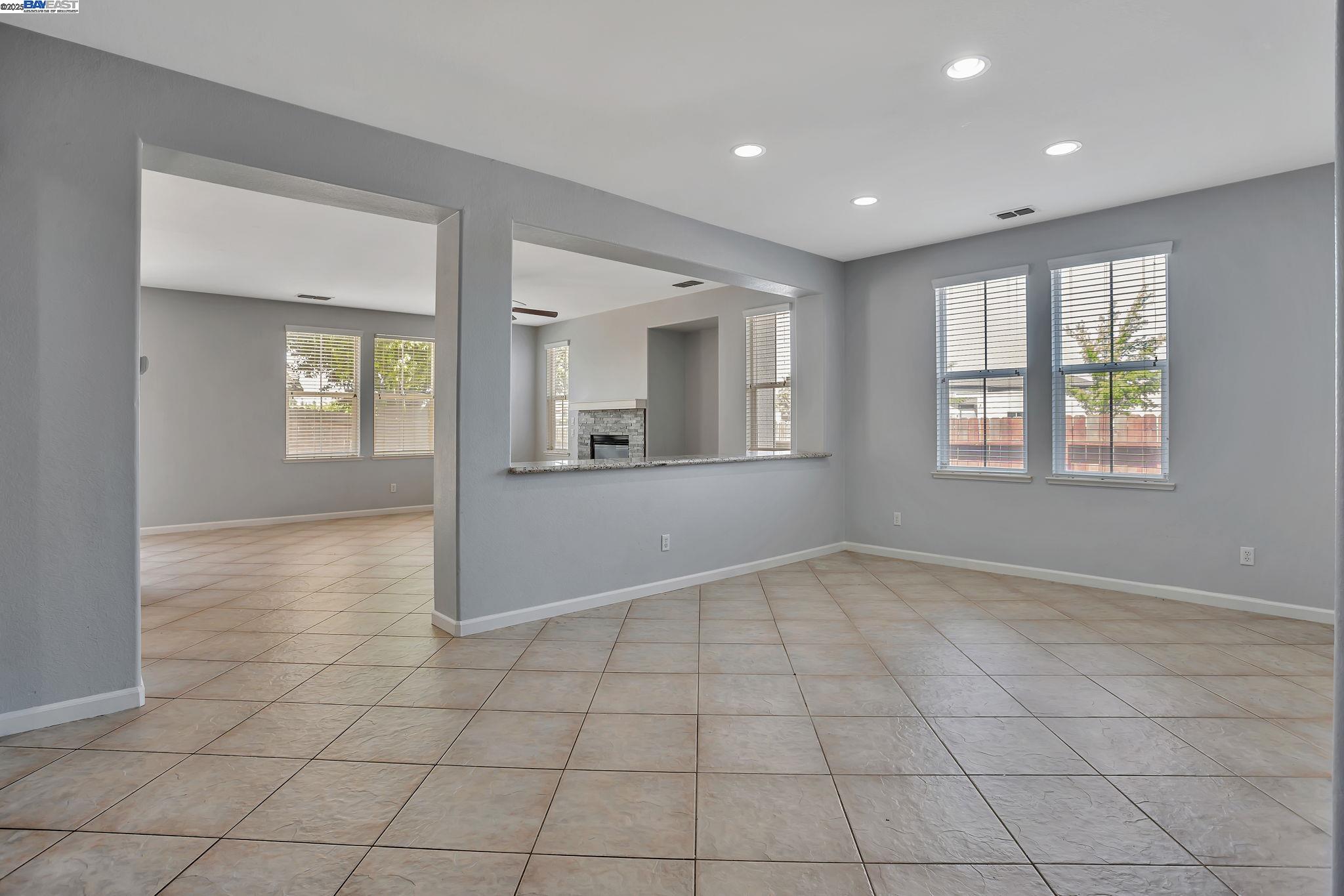 Detail Gallery Image 16 of 57 For 10272 Beckley Way, Elk Grove,  CA 95757 - 5 Beds | 3 Baths