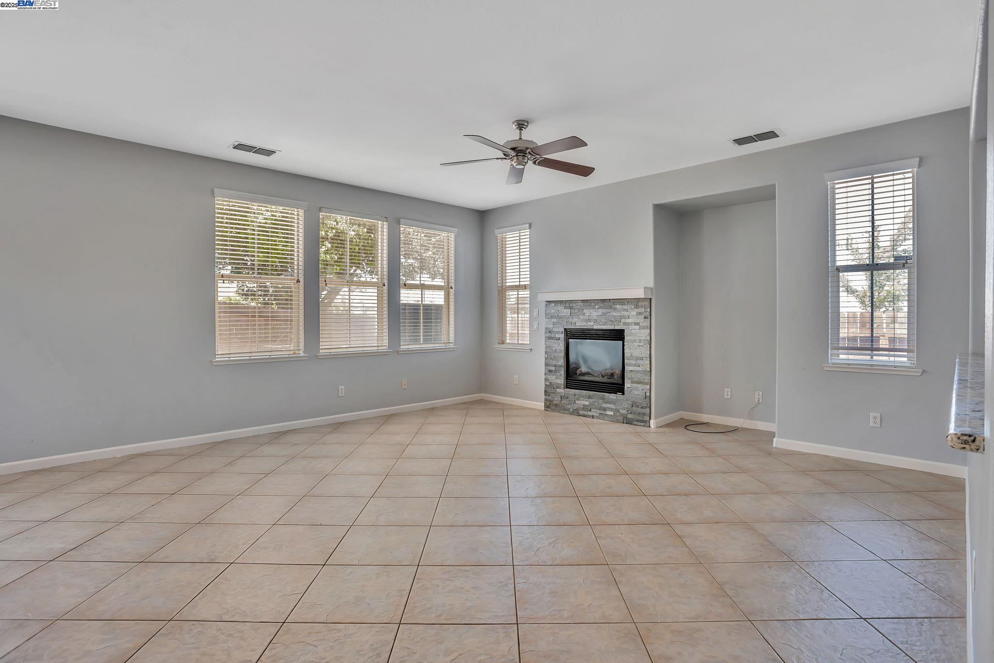 Detail Gallery Image 18 of 57 For 10272 Beckley Way, Elk Grove,  CA 95757 - 5 Beds | 3 Baths