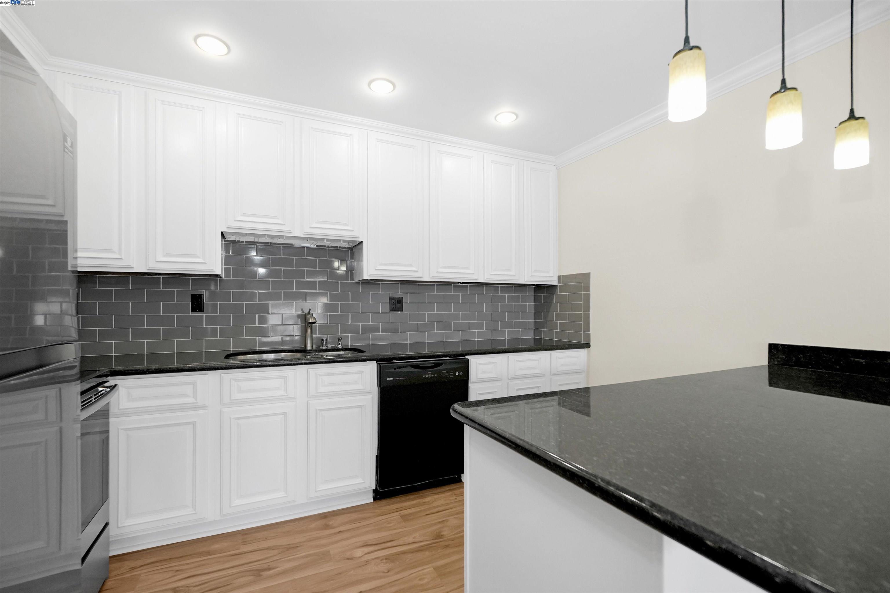 Detail Gallery Image 2 of 41 For 325 Lenox Ave #308,  Oakland,  CA 94610 - 2 Beds | 1/1 Baths