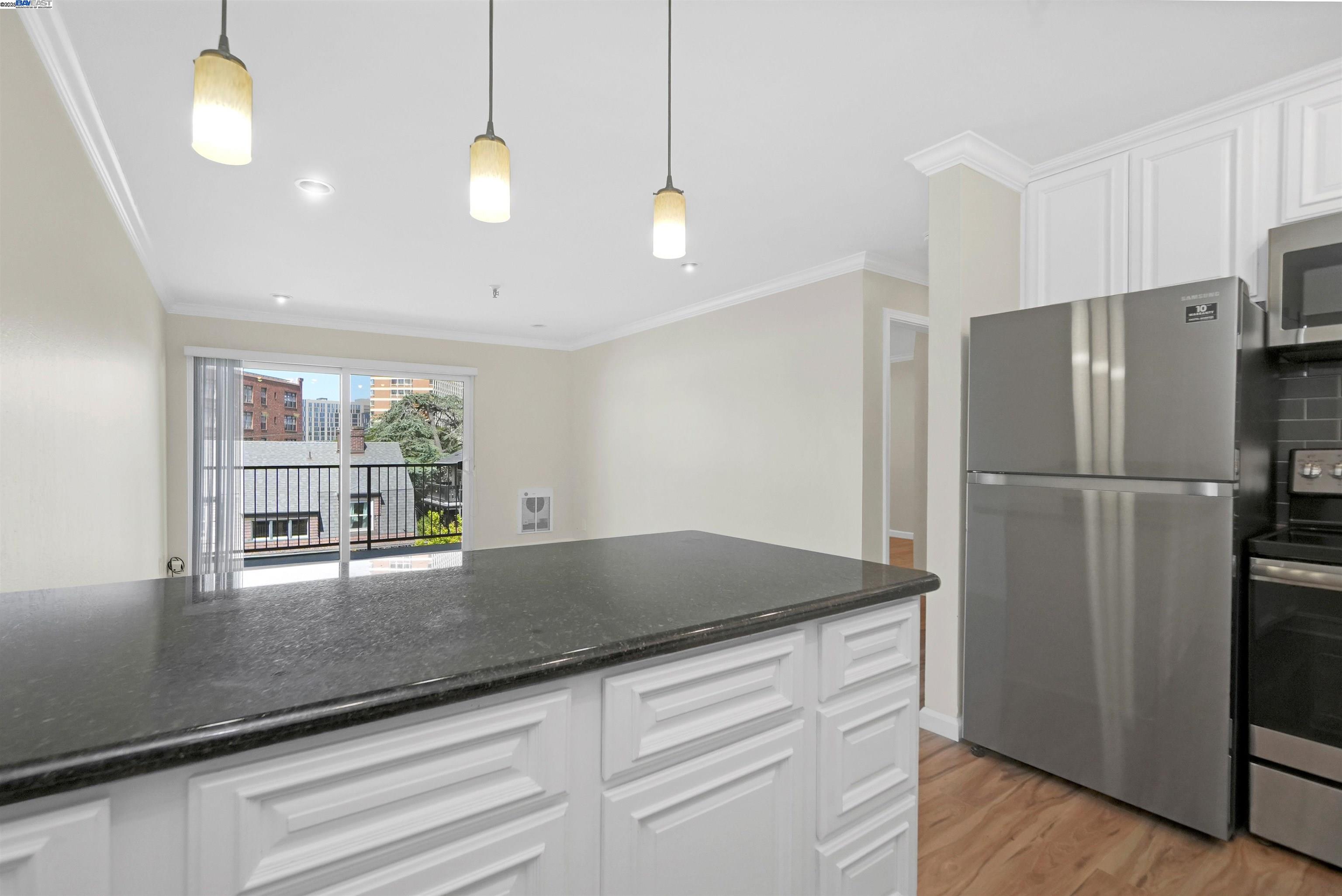 Detail Gallery Image 3 of 41 For 325 Lenox Ave #308,  Oakland,  CA 94610 - 2 Beds | 1/1 Baths