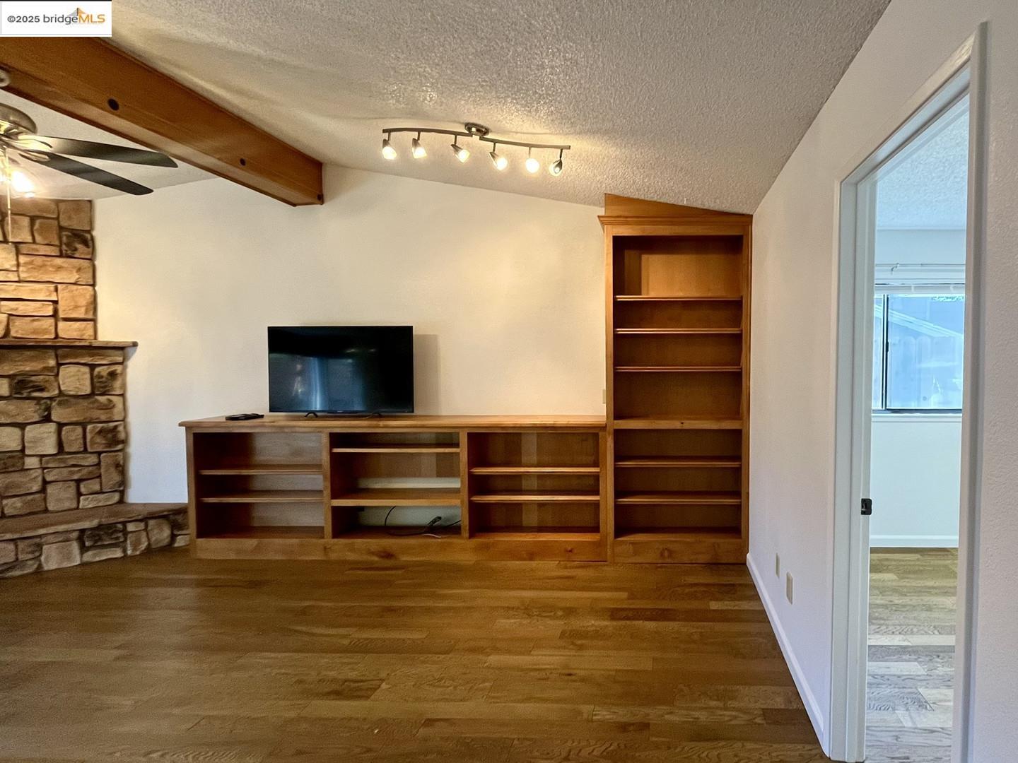 Detail Gallery Image 7 of 32 For 1902 Mclaren Dr, Roseville,  CA 95661 - 4 Beds | 2/1 Baths