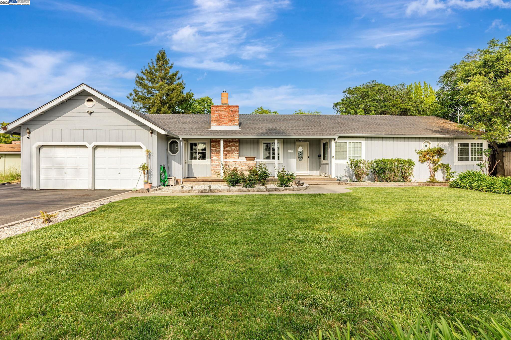 Detail Gallery Image 1 of 31 For 1420 Franquette Ave, Santa Rosa,  CA 95405 - 3 Beds | 3 Baths