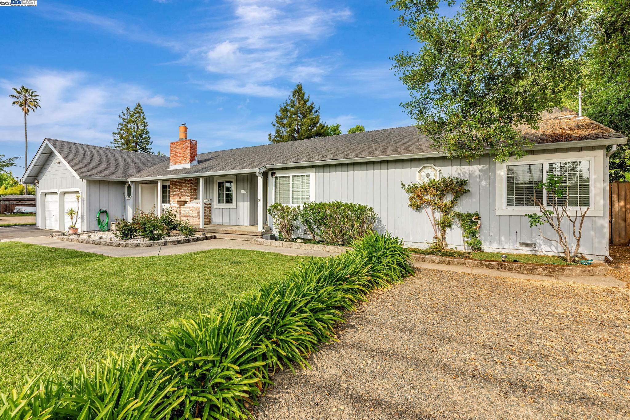 Detail Gallery Image 2 of 31 For 1420 Franquette Ave, Santa Rosa,  CA 95405 - 3 Beds | 3 Baths