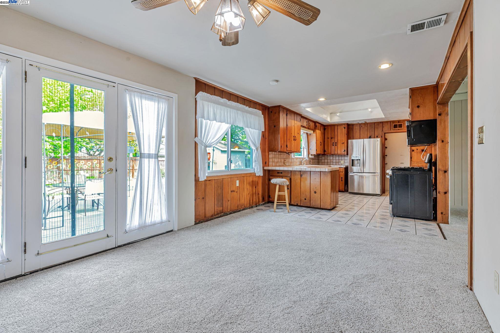 Detail Gallery Image 11 of 31 For 1420 Franquette Ave, Santa Rosa,  CA 95405 - 3 Beds | 3 Baths