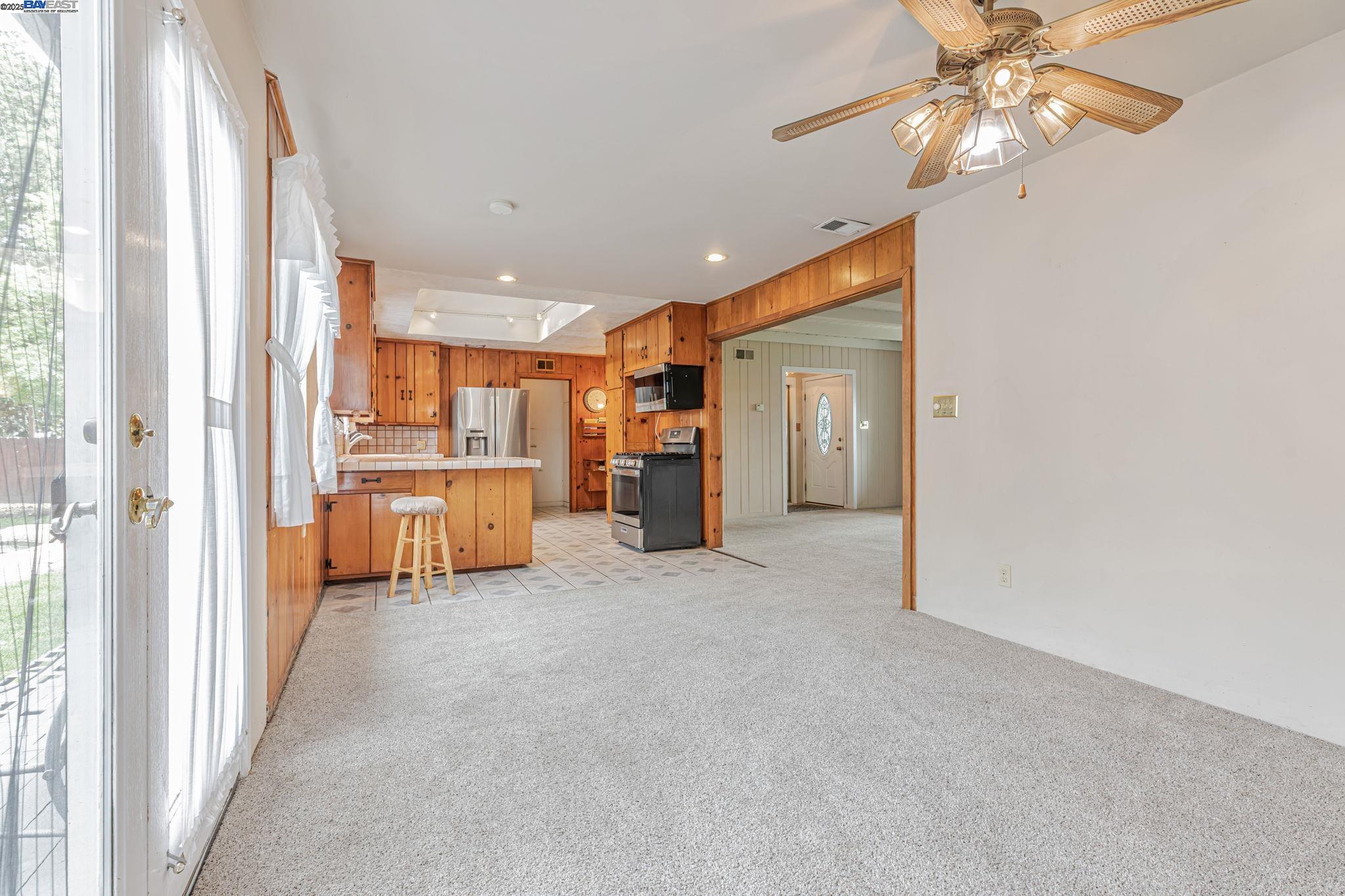 Detail Gallery Image 12 of 31 For 1420 Franquette Ave, Santa Rosa,  CA 95405 - 3 Beds | 3 Baths