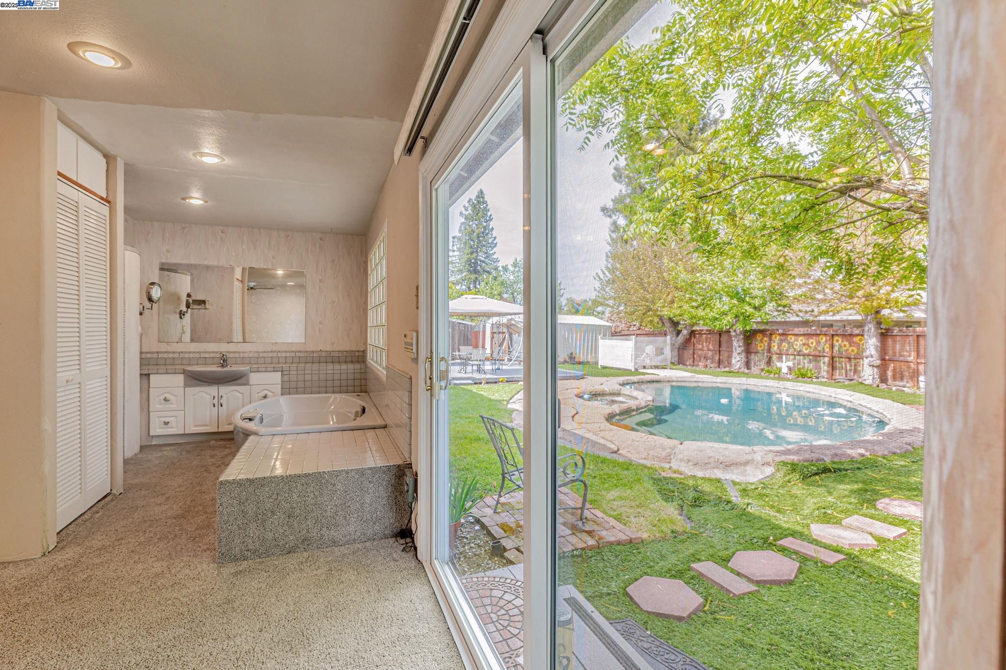 Detail Gallery Image 17 of 31 For 1420 Franquette Ave, Santa Rosa,  CA 95405 - 3 Beds | 3 Baths