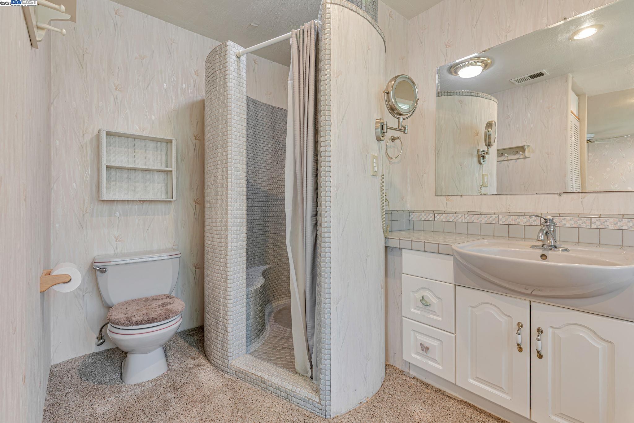 Detail Gallery Image 18 of 31 For 1420 Franquette Ave, Santa Rosa,  CA 95405 - 3 Beds | 3 Baths