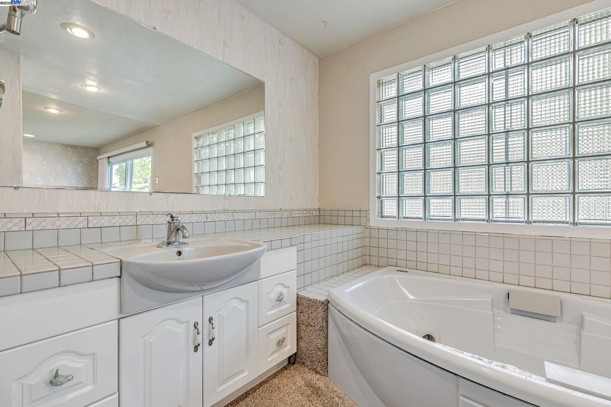 Detail Gallery Image 19 of 31 For 1420 Franquette Ave, Santa Rosa,  CA 95405 - 3 Beds | 3 Baths