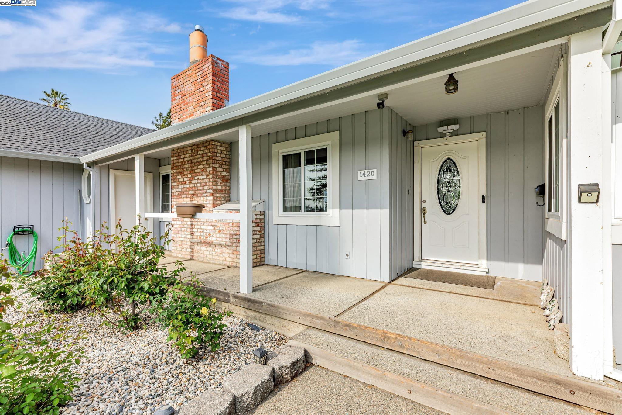 Detail Gallery Image 3 of 31 For 1420 Franquette Ave, Santa Rosa,  CA 95405 - 3 Beds | 3 Baths