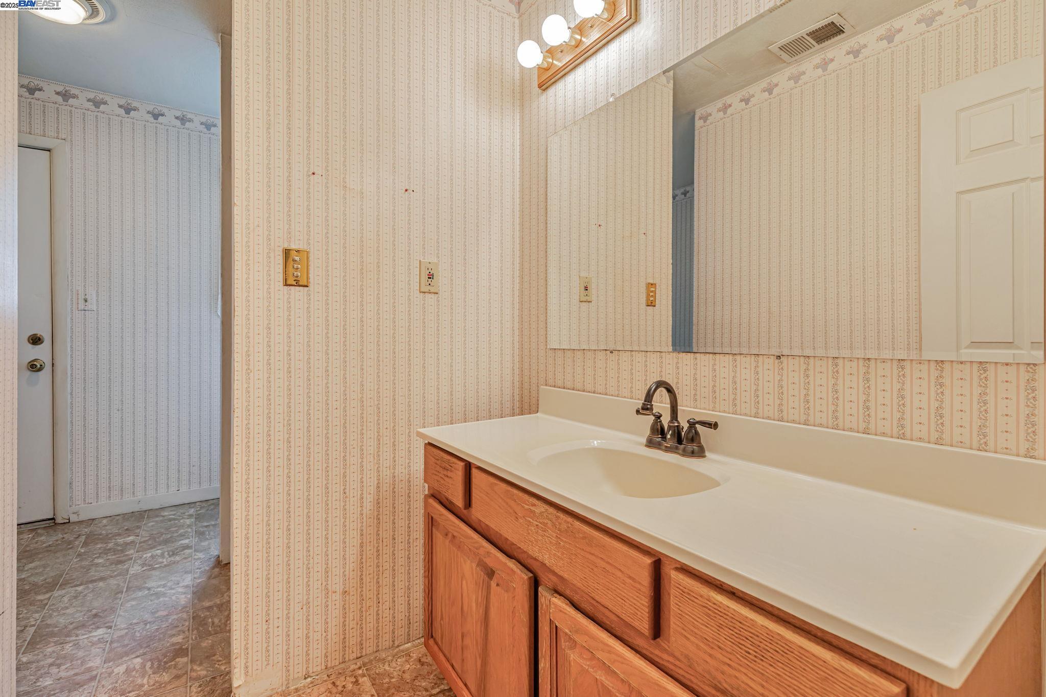 Detail Gallery Image 21 of 31 For 1420 Franquette Ave, Santa Rosa,  CA 95405 - 3 Beds | 3 Baths