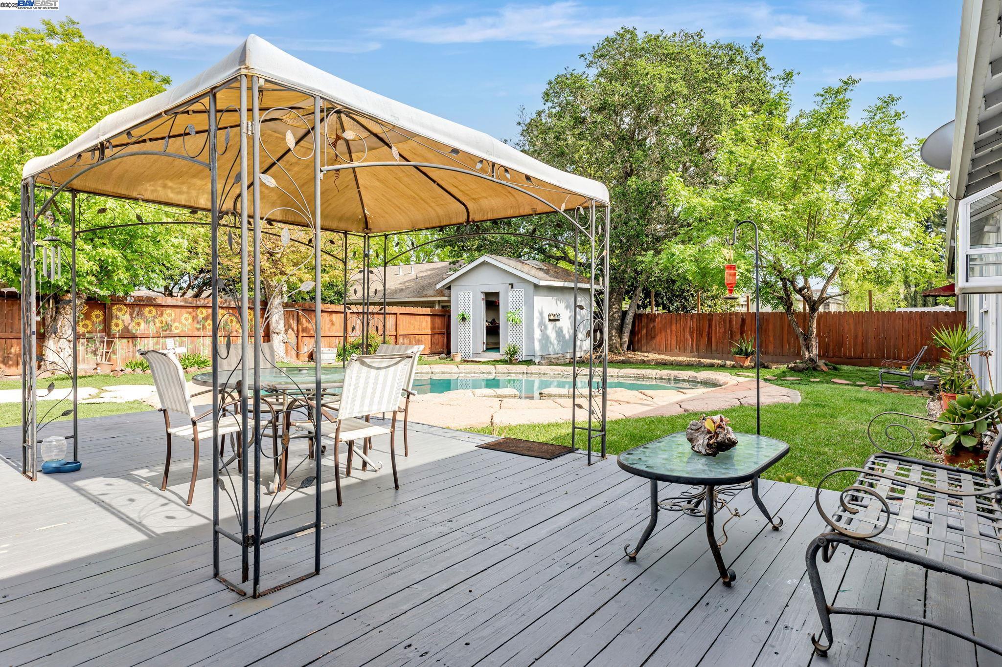 Detail Gallery Image 26 of 31 For 1420 Franquette Ave, Santa Rosa,  CA 95405 - 3 Beds | 3 Baths