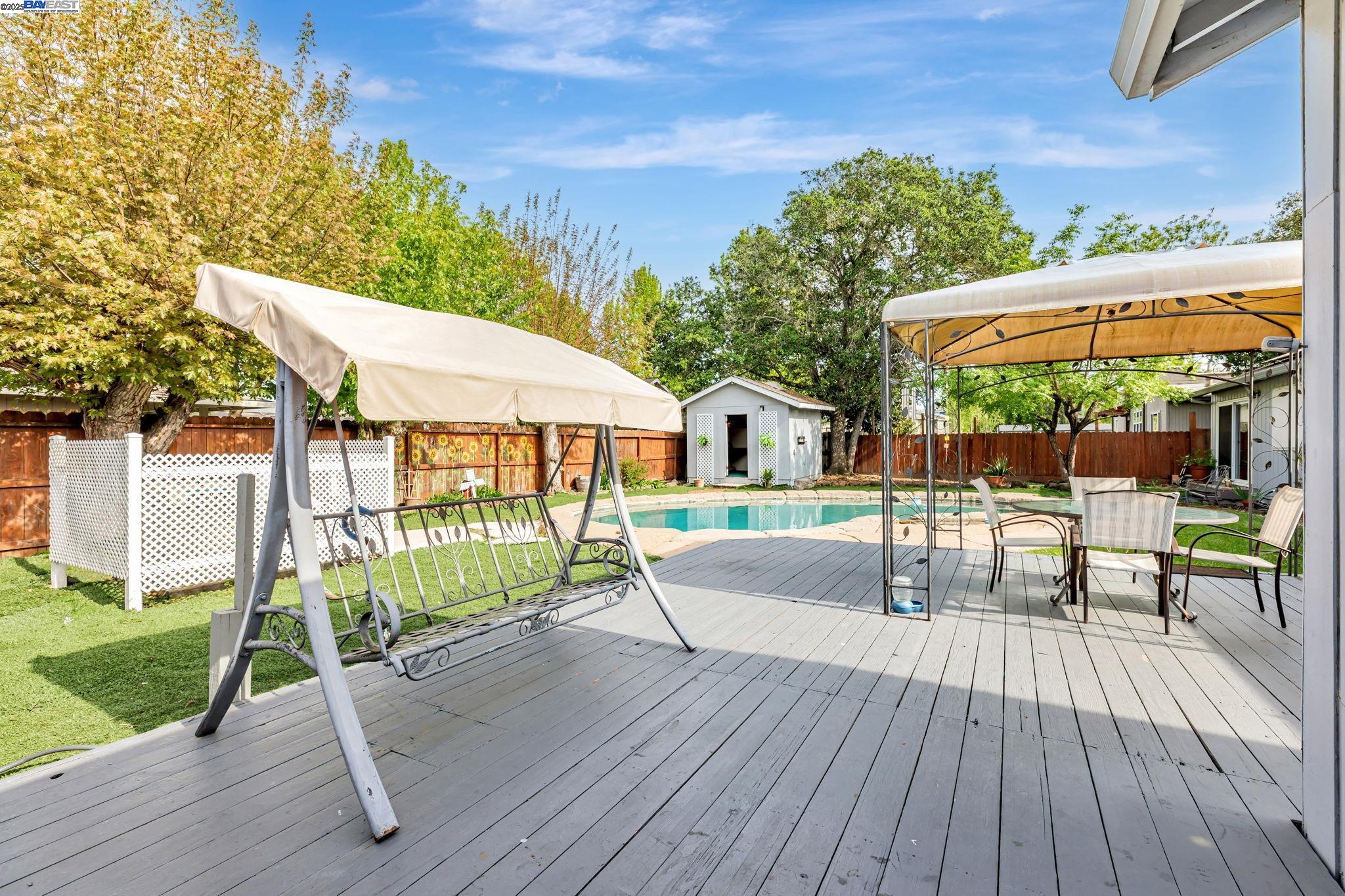 Detail Gallery Image 27 of 31 For 1420 Franquette Ave, Santa Rosa,  CA 95405 - 3 Beds | 3 Baths