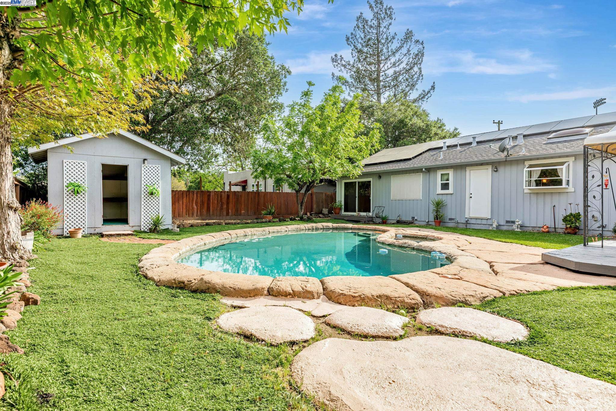 Detail Gallery Image 29 of 31 For 1420 Franquette Ave, Santa Rosa,  CA 95405 - 3 Beds | 3 Baths
