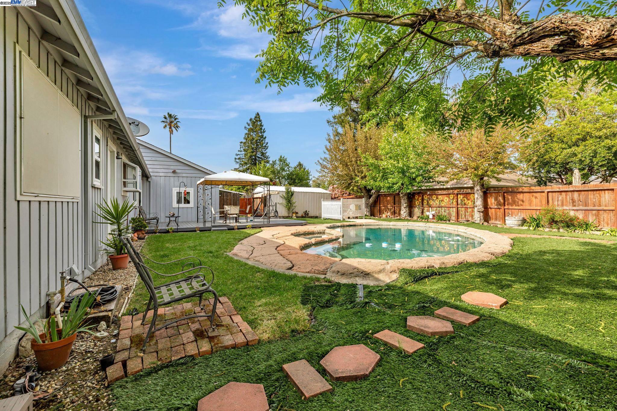 Detail Gallery Image 30 of 31 For 1420 Franquette Ave, Santa Rosa,  CA 95405 - 3 Beds | 3 Baths