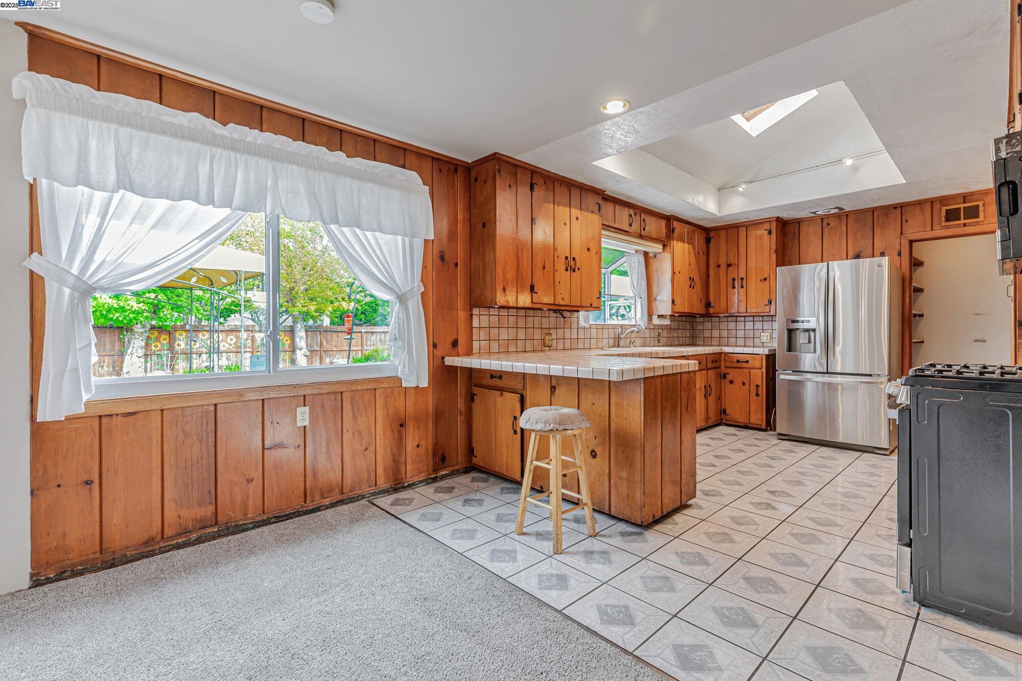Detail Gallery Image 7 of 31 For 1420 Franquette Ave, Santa Rosa,  CA 95405 - 3 Beds | 3 Baths