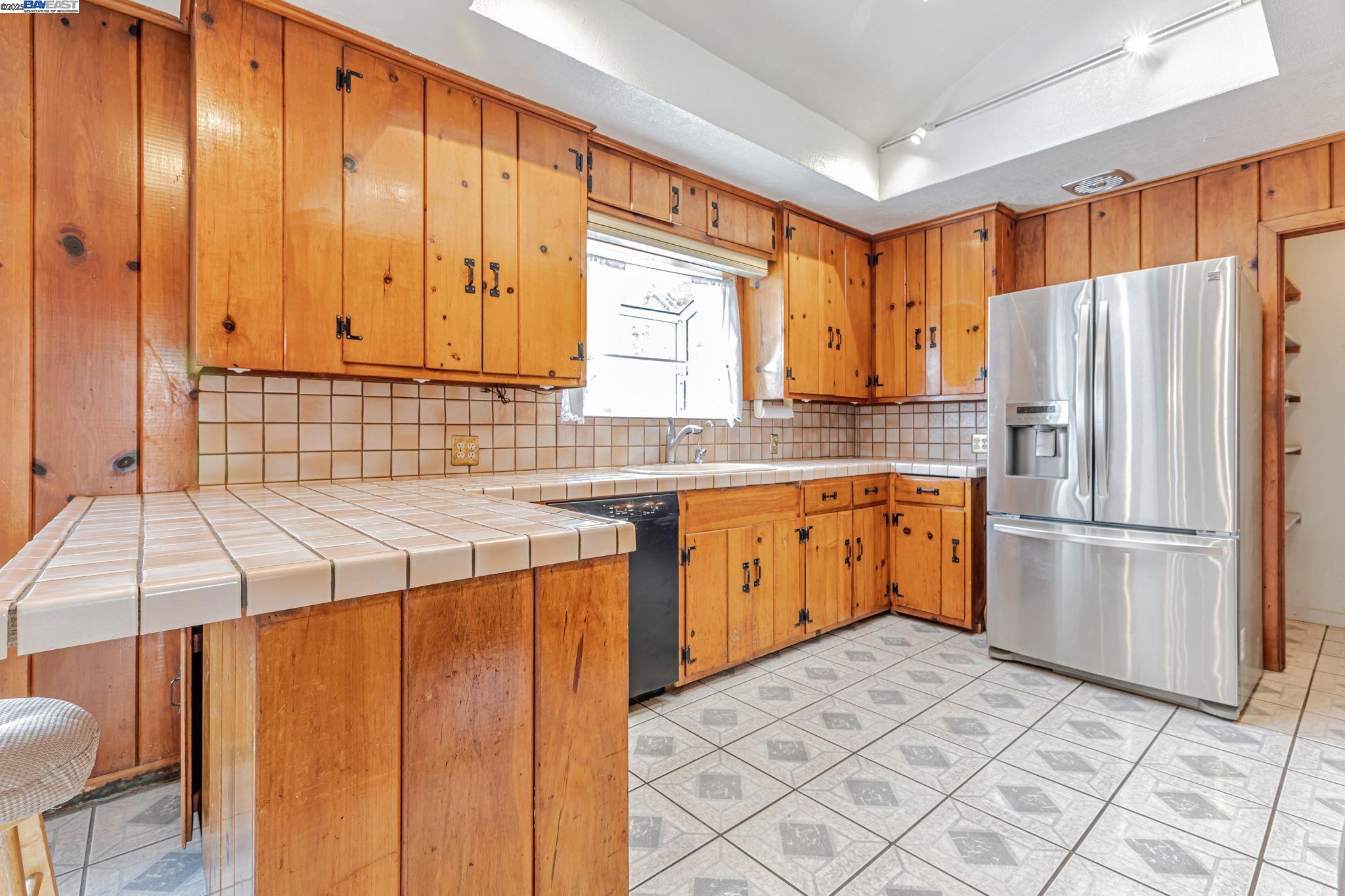 Detail Gallery Image 8 of 31 For 1420 Franquette Ave, Santa Rosa,  CA 95405 - 3 Beds | 3 Baths