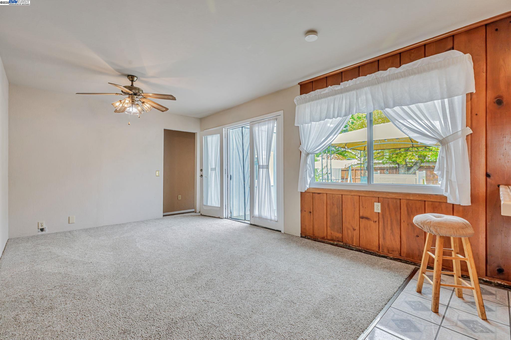 Detail Gallery Image 10 of 31 For 1420 Franquette Ave, Santa Rosa,  CA 95405 - 3 Beds | 3 Baths