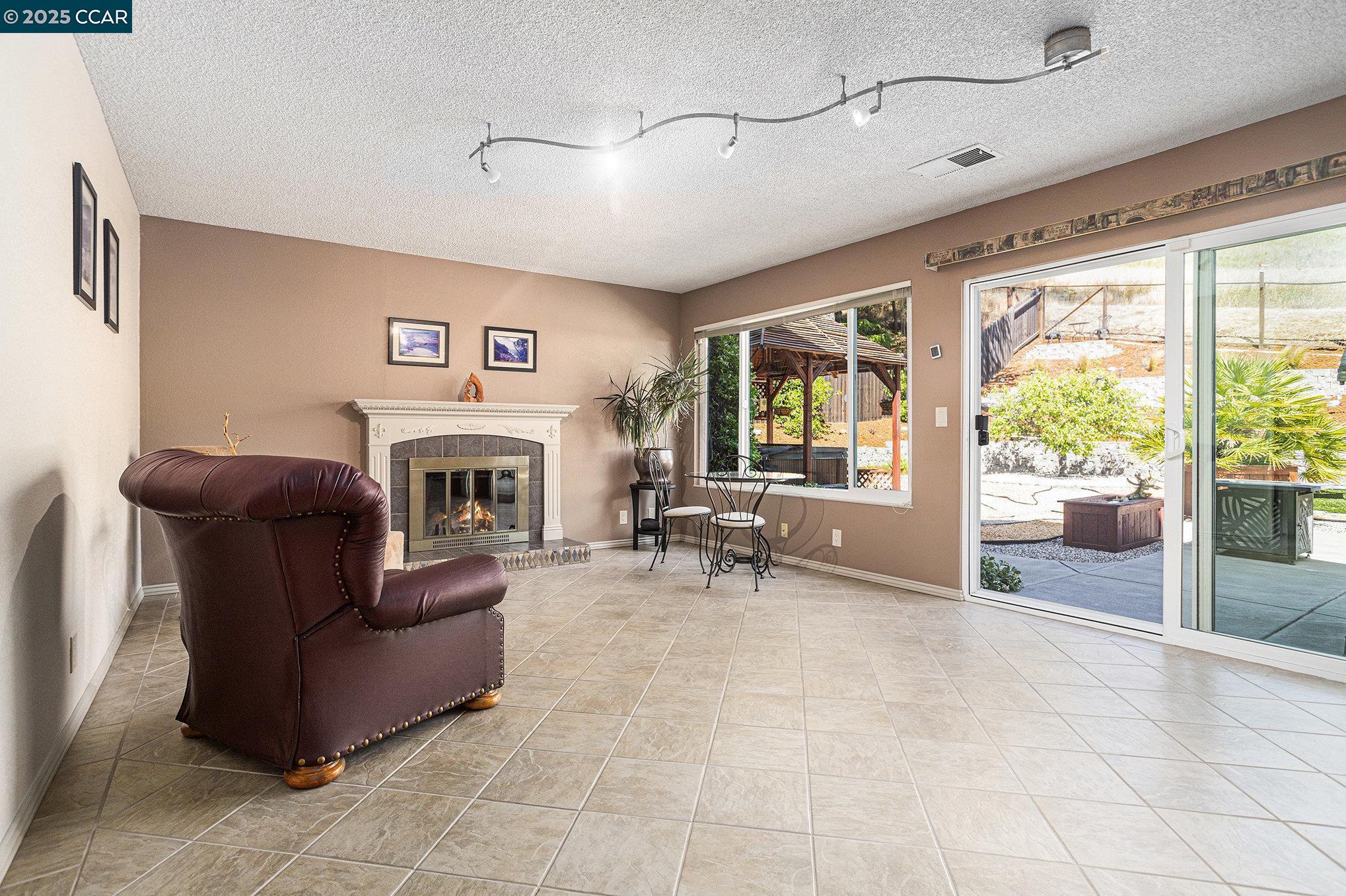 Detail Gallery Image 15 of 37 For 908 Rose Dr, Benicia,  CA 94510 - 3 Beds | 2/1 Baths