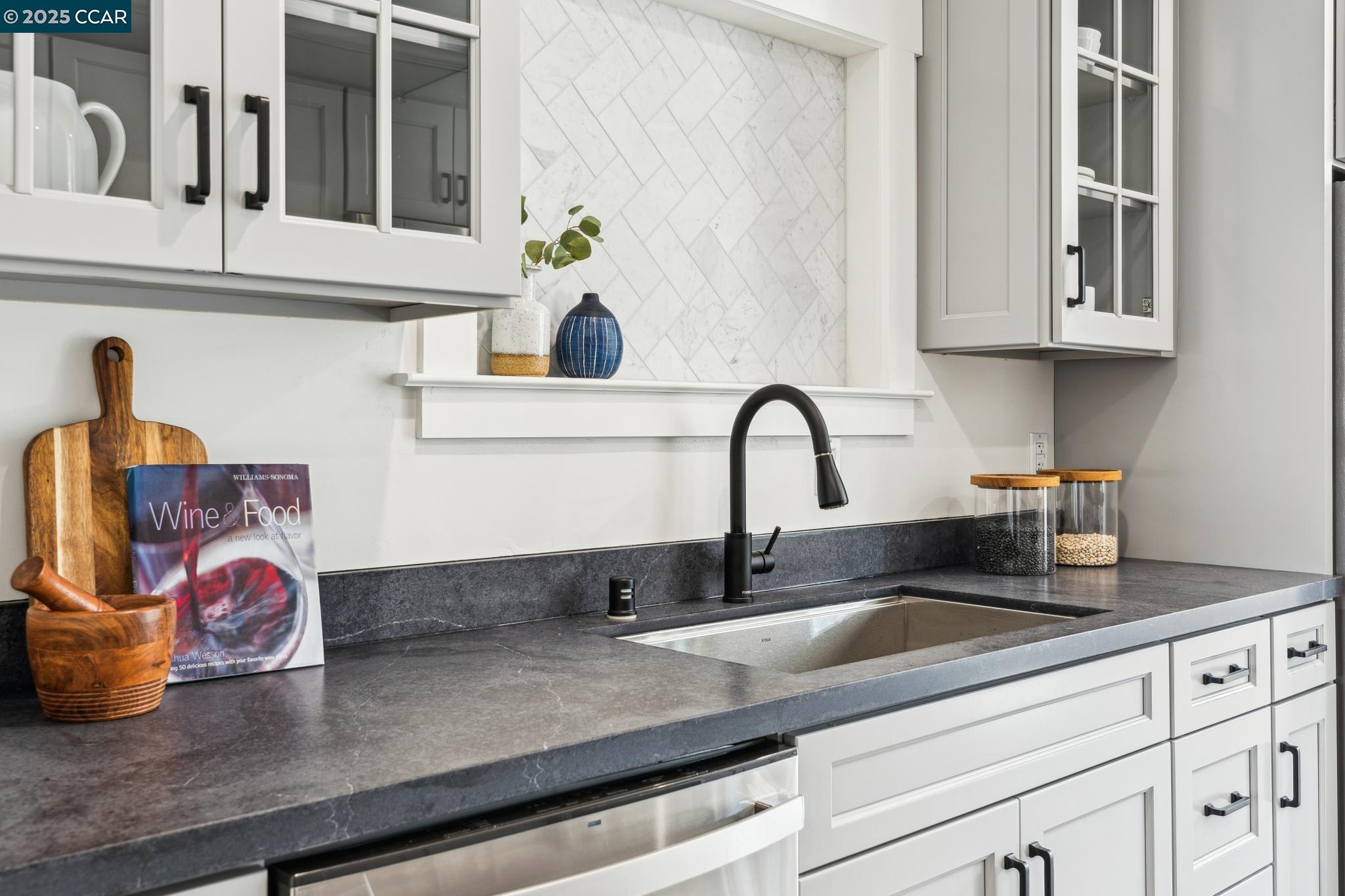 Detail Gallery Image 14 of 40 For 3732 Quigley St, Oakland,  CA 94619 - 4 Beds | 2 Baths