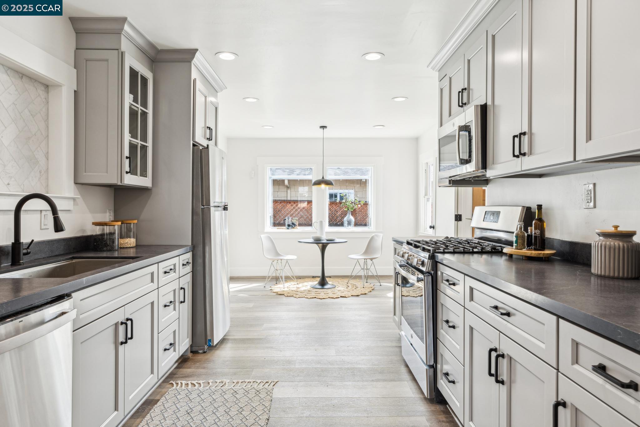 Detail Gallery Image 10 of 40 For 3732 Quigley St, Oakland,  CA 94619 - 4 Beds | 2 Baths