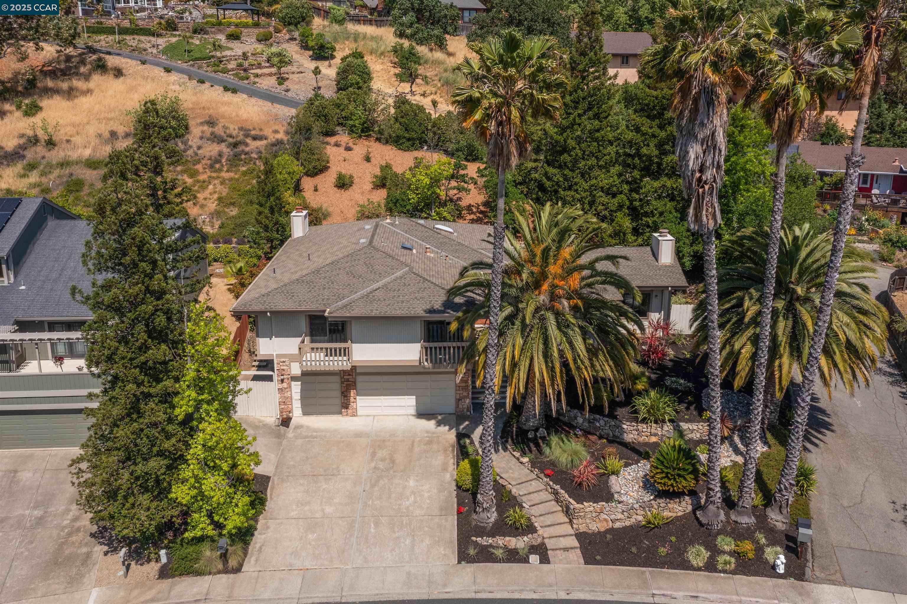 Detail Gallery Image 2 of 38 For 220 Devonshire Ct, Pleasant Hill,  CA 94523 - 4 Beds | 2/1 Baths