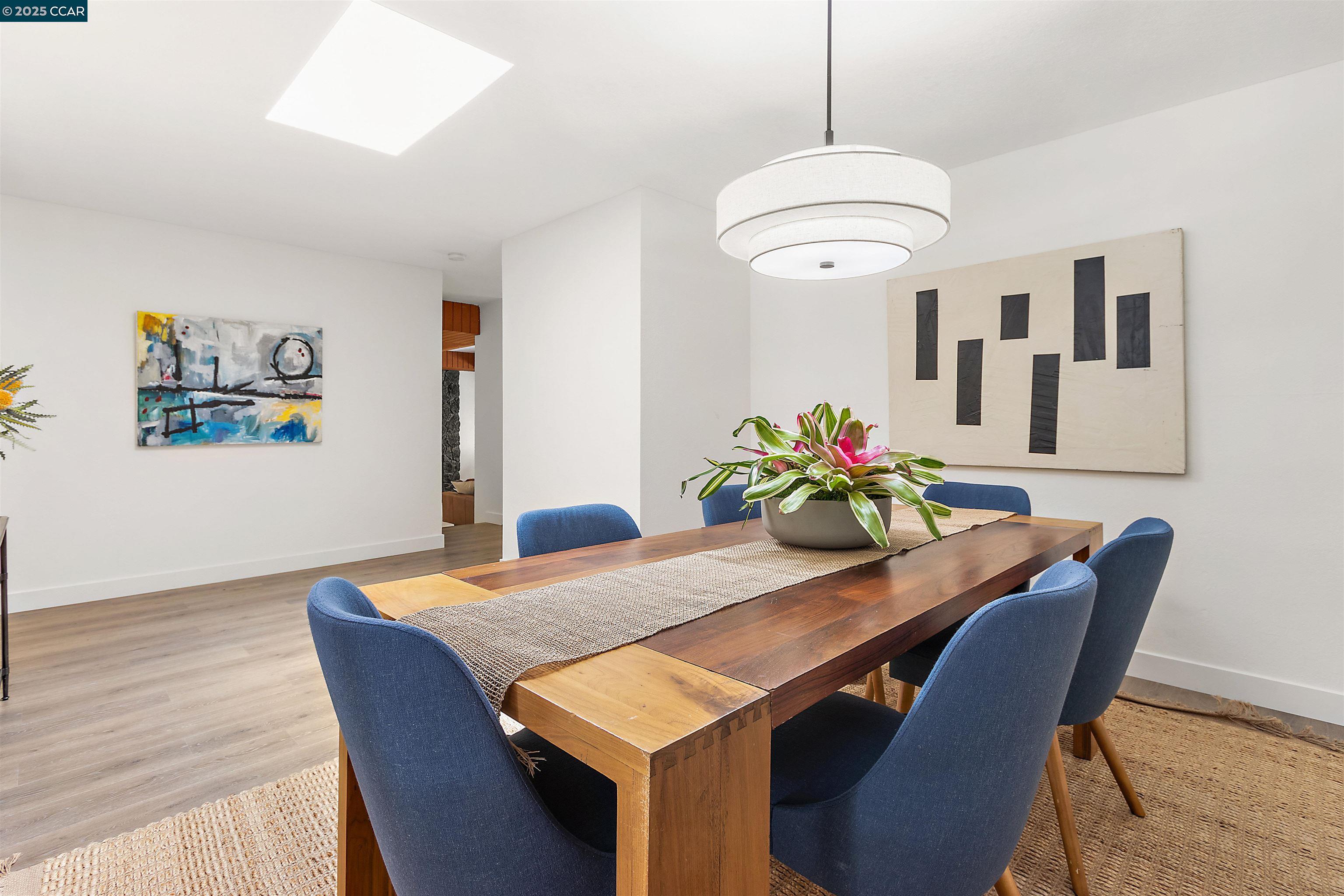 Detail Gallery Image 11 of 38 For 220 Devonshire Ct, Pleasant Hill,  CA 94523 - 4 Beds | 2/1 Baths