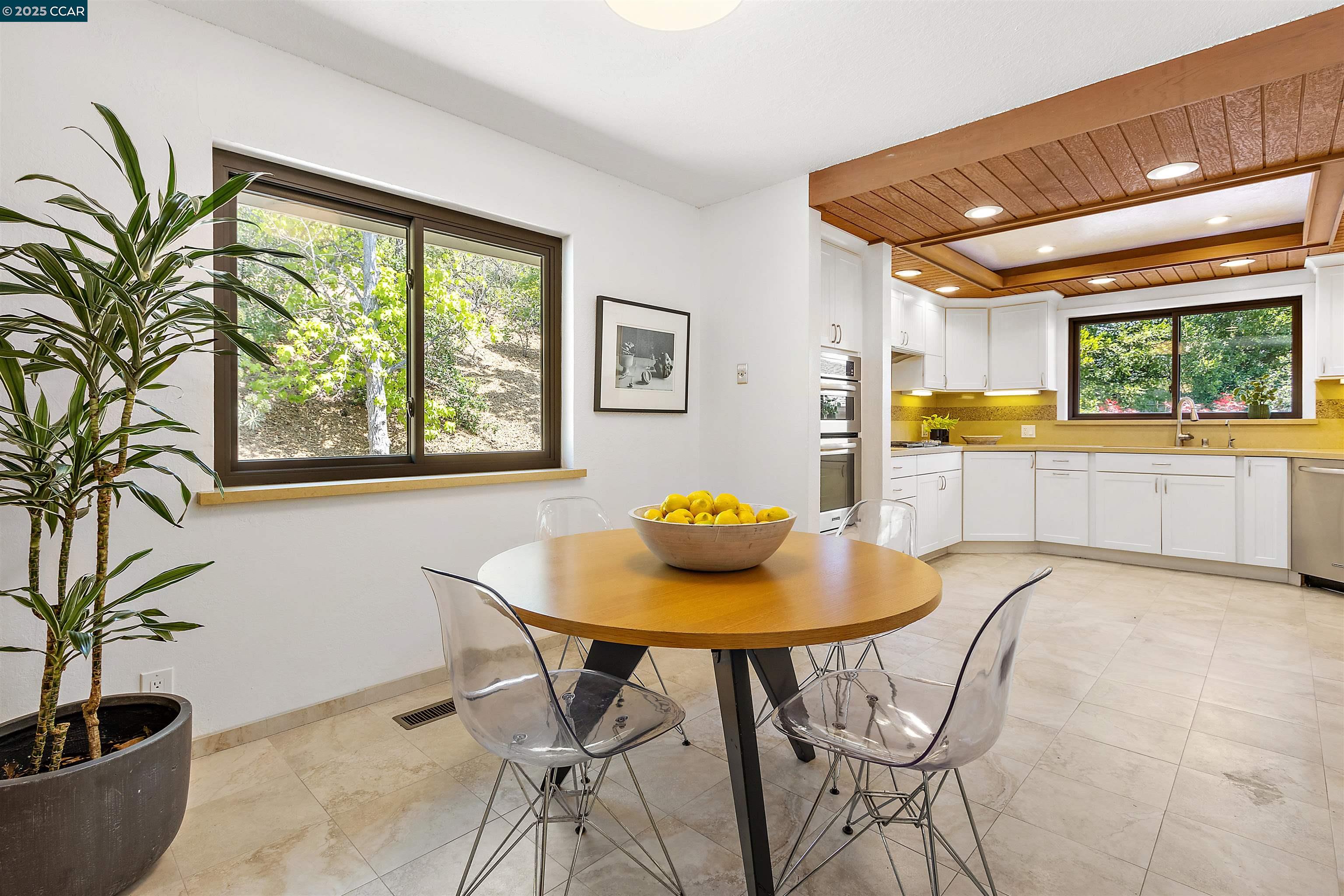 Detail Gallery Image 12 of 38 For 220 Devonshire Ct, Pleasant Hill,  CA 94523 - 4 Beds | 2/1 Baths