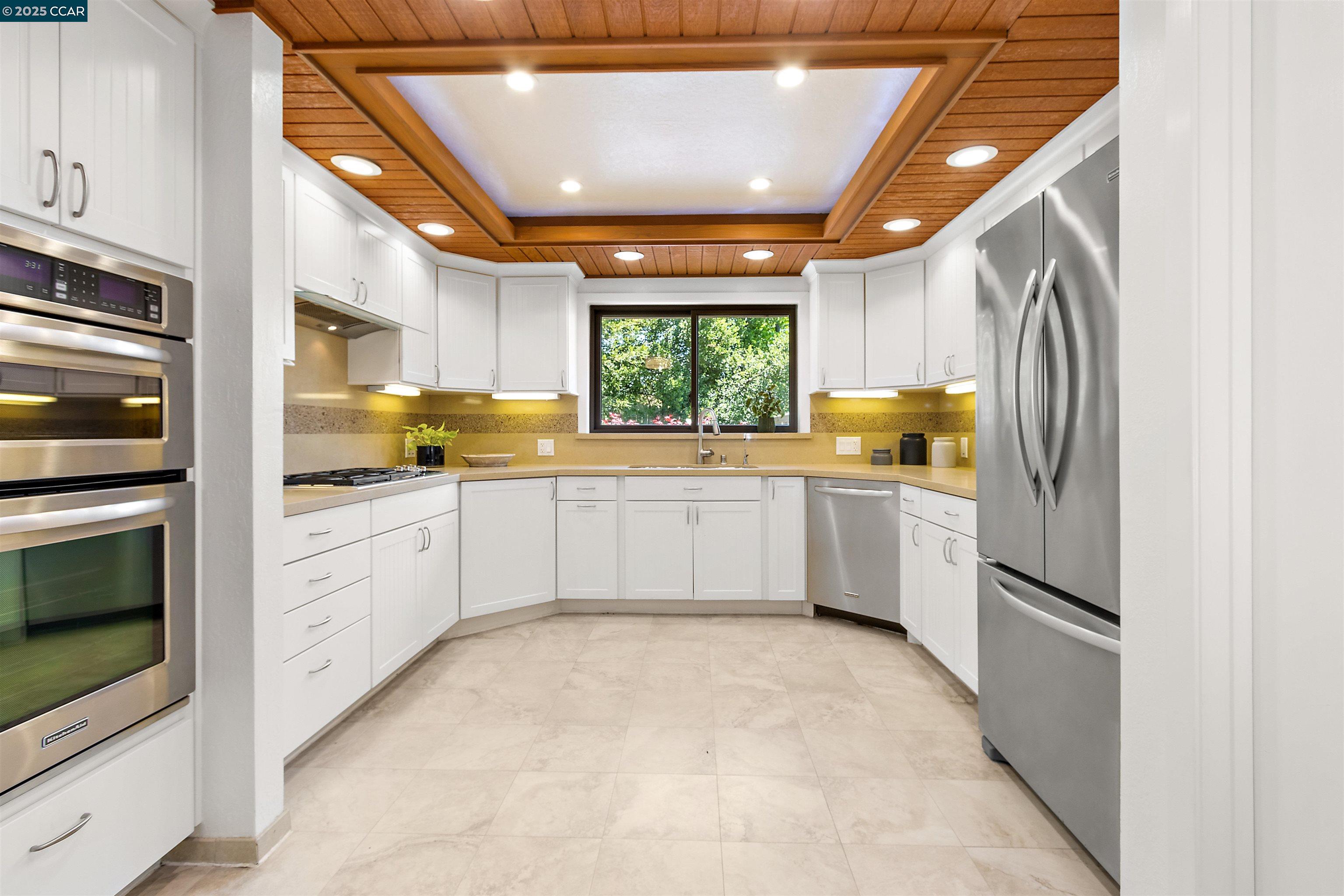 Detail Gallery Image 13 of 38 For 220 Devonshire Ct, Pleasant Hill,  CA 94523 - 4 Beds | 2/1 Baths