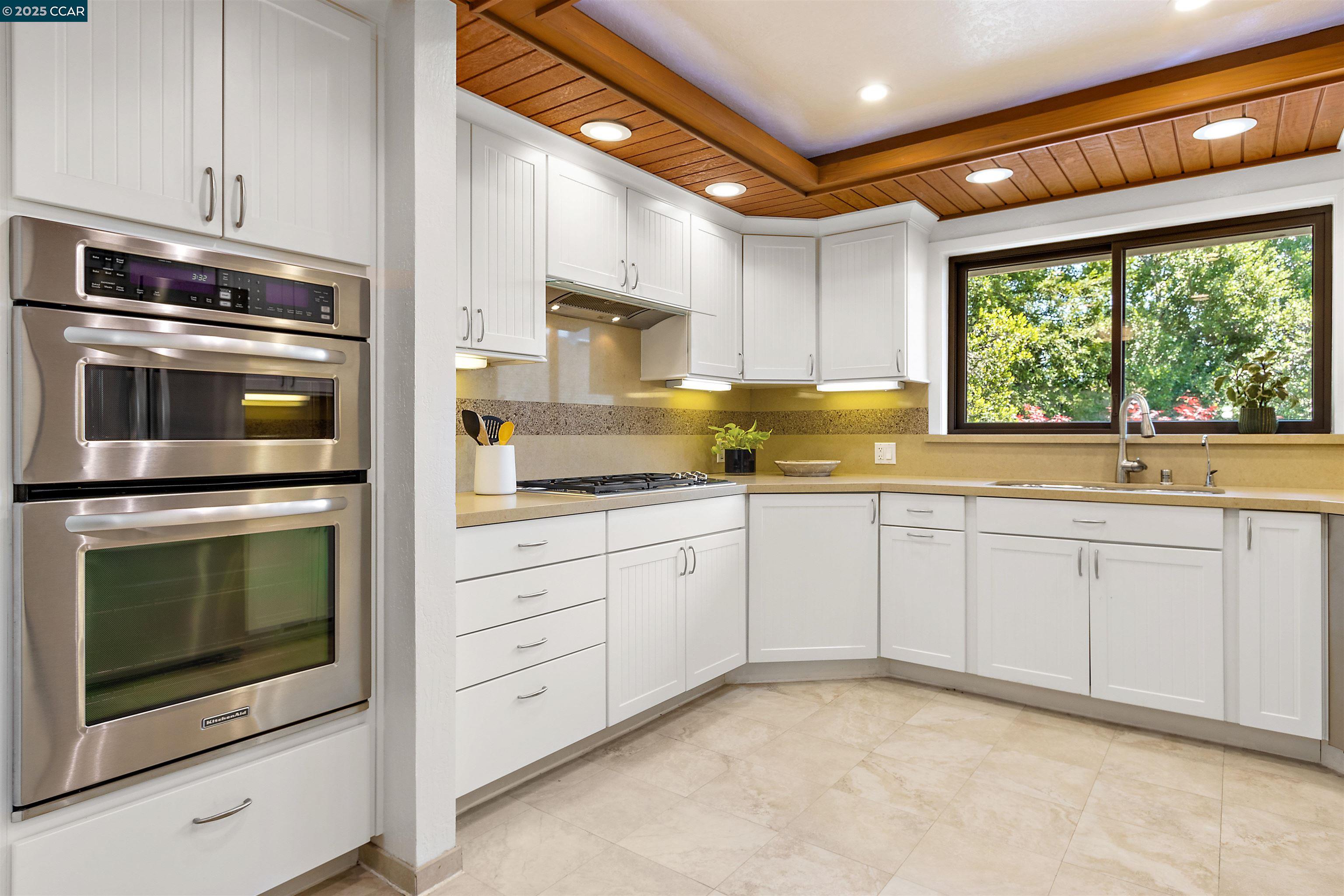 Detail Gallery Image 14 of 38 For 220 Devonshire Ct, Pleasant Hill,  CA 94523 - 4 Beds | 2/1 Baths