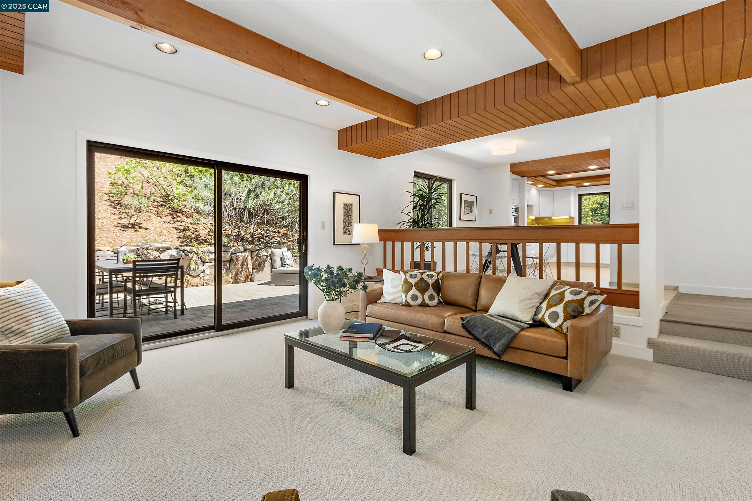 Detail Gallery Image 17 of 38 For 220 Devonshire Ct, Pleasant Hill,  CA 94523 - 4 Beds | 2/1 Baths