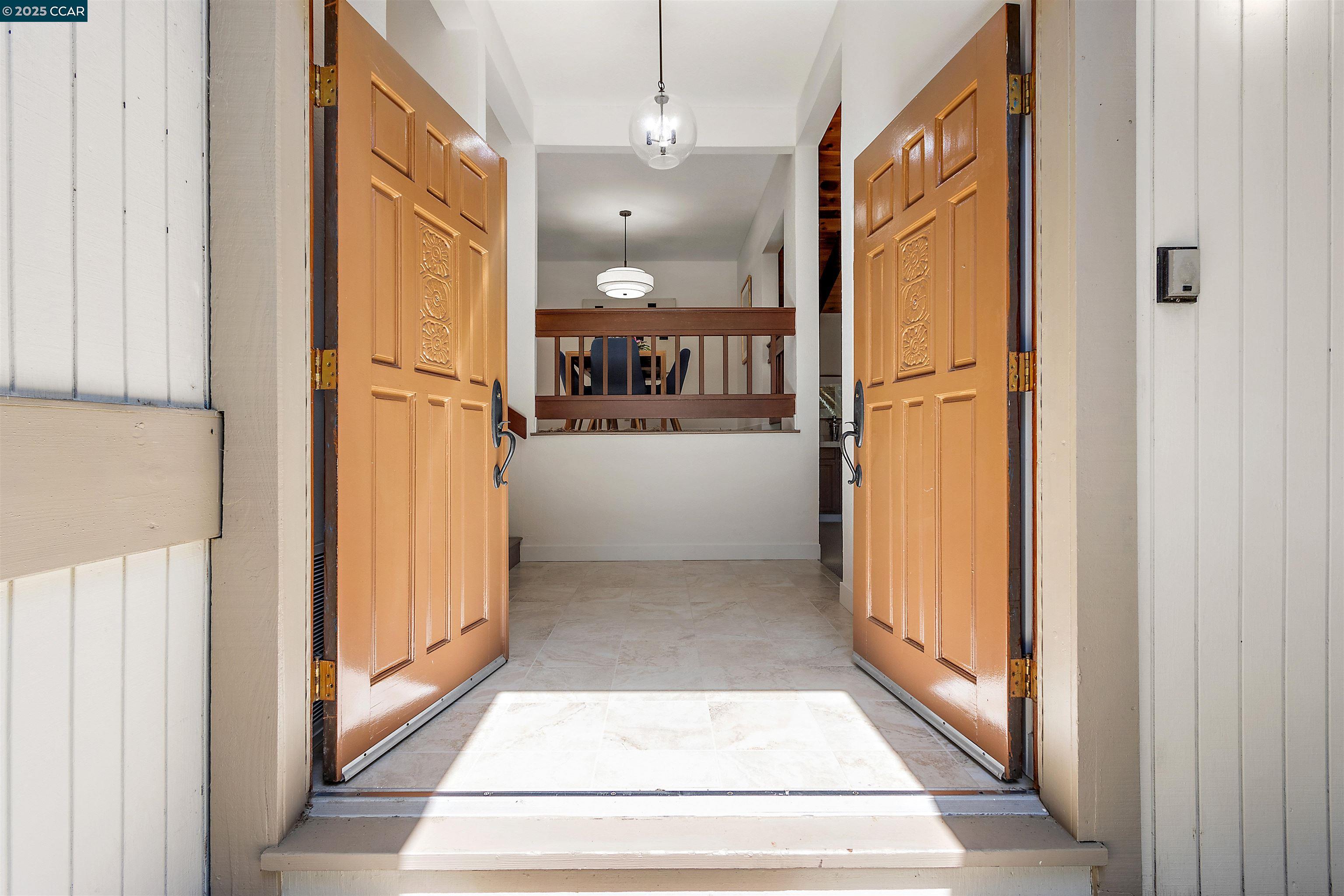 Detail Gallery Image 3 of 38 For 220 Devonshire Ct, Pleasant Hill,  CA 94523 - 4 Beds | 2/1 Baths