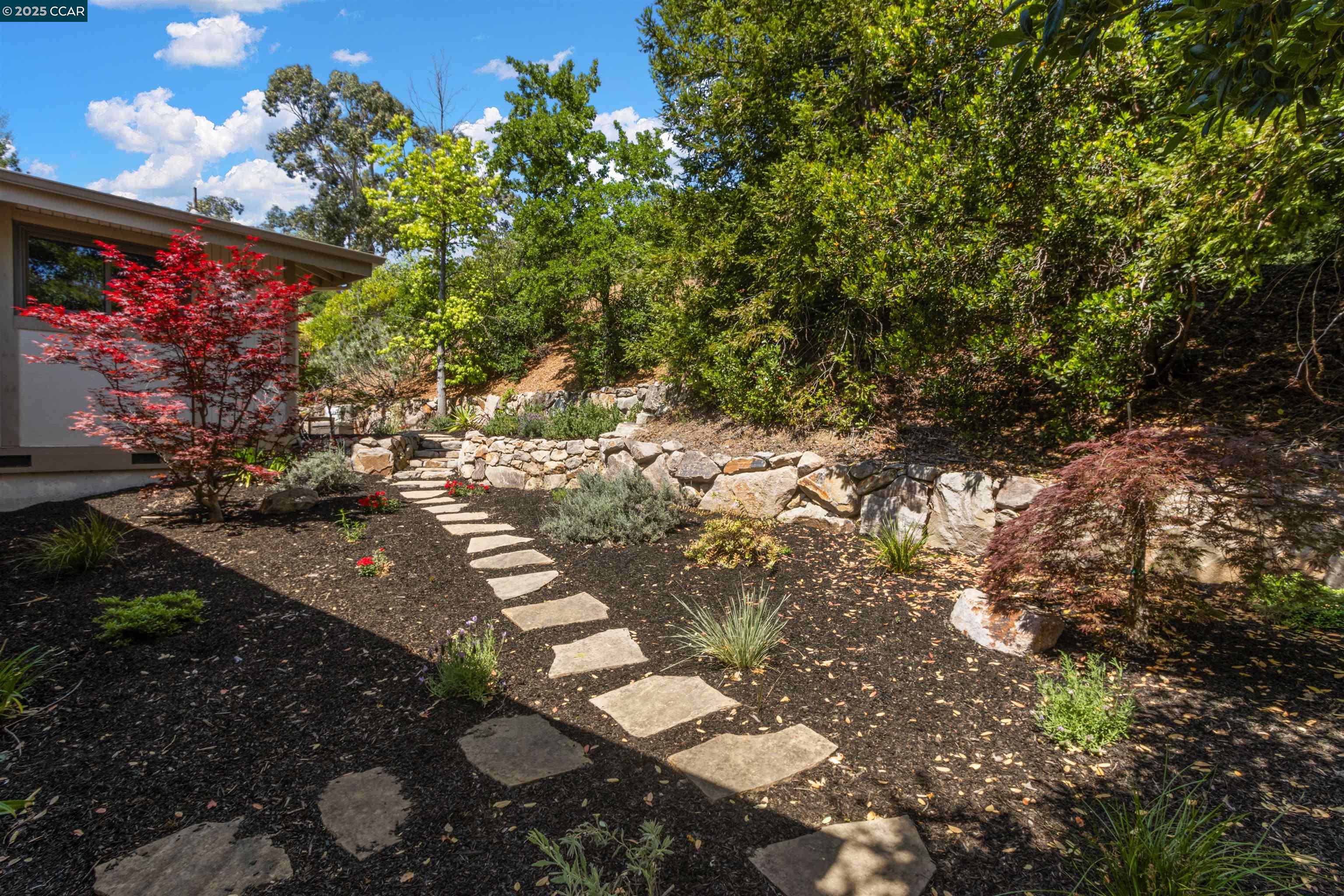 Detail Gallery Image 32 of 38 For 220 Devonshire Ct, Pleasant Hill,  CA 94523 - 4 Beds | 2/1 Baths