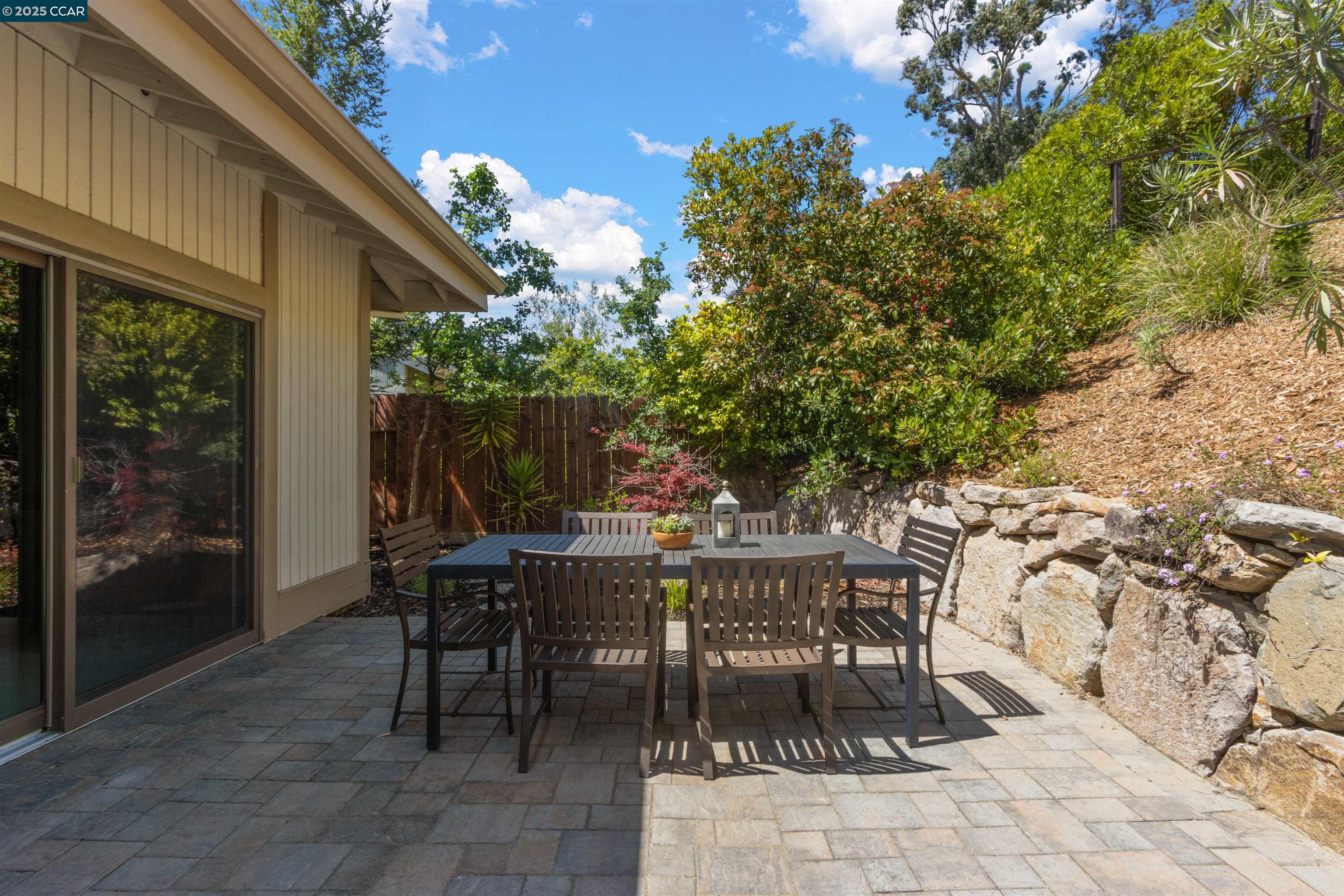 Detail Gallery Image 34 of 38 For 220 Devonshire Ct, Pleasant Hill,  CA 94523 - 4 Beds | 2/1 Baths
