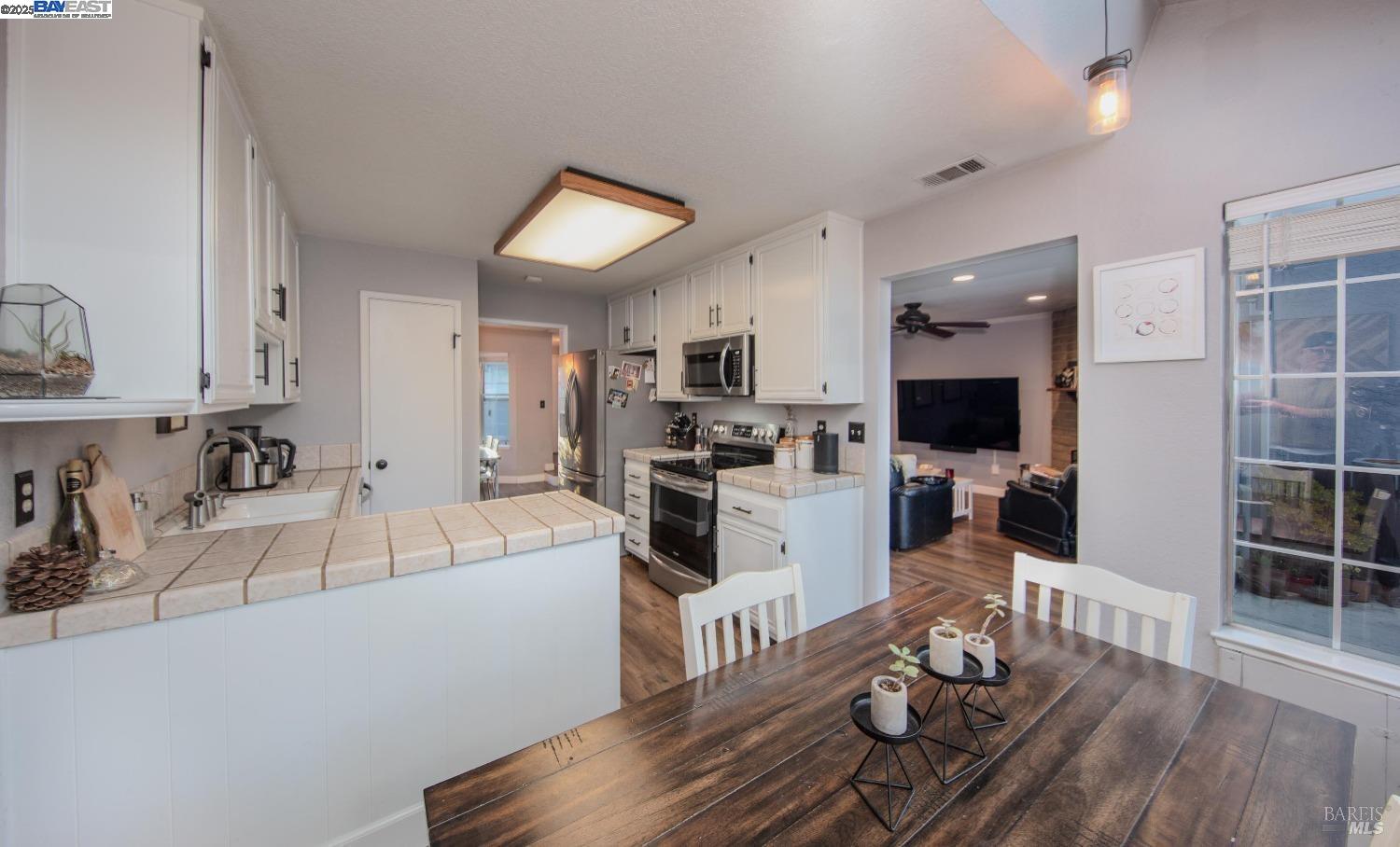 Detail Gallery Image 11 of 26 For 243 Northwood Commons, Livermore,  CA 94551-3054 - 3 Beds | 2/1 Baths