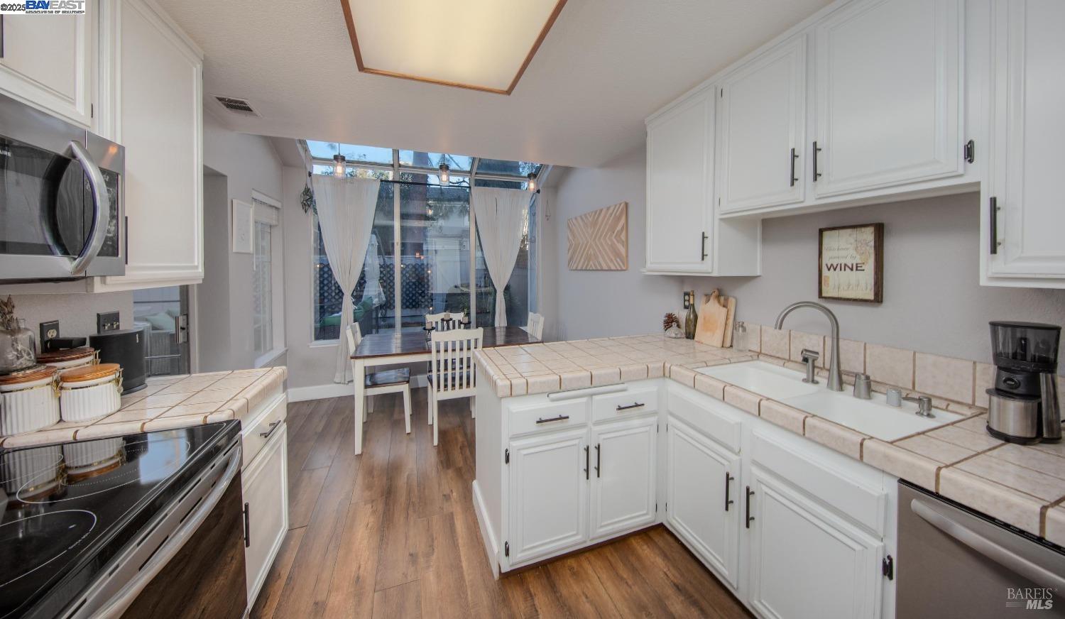Detail Gallery Image 10 of 26 For 243 Northwood Commons, Livermore,  CA 94551-3054 - 3 Beds | 2/1 Baths