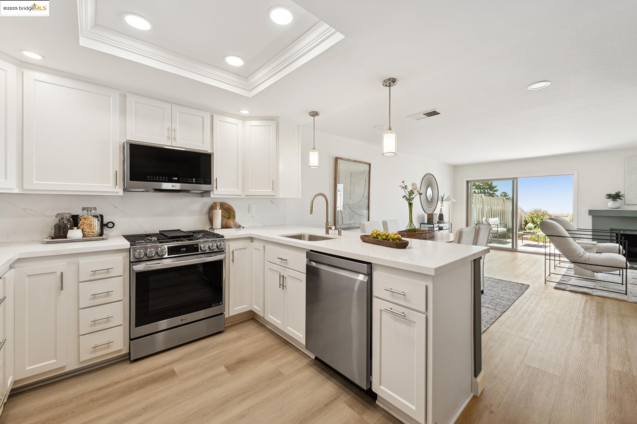 Detail Gallery Image 11 of 30 For 145 Thousand Oaks St, Oakland,  CA 94605 - 3 Beds | 2/1 Baths
