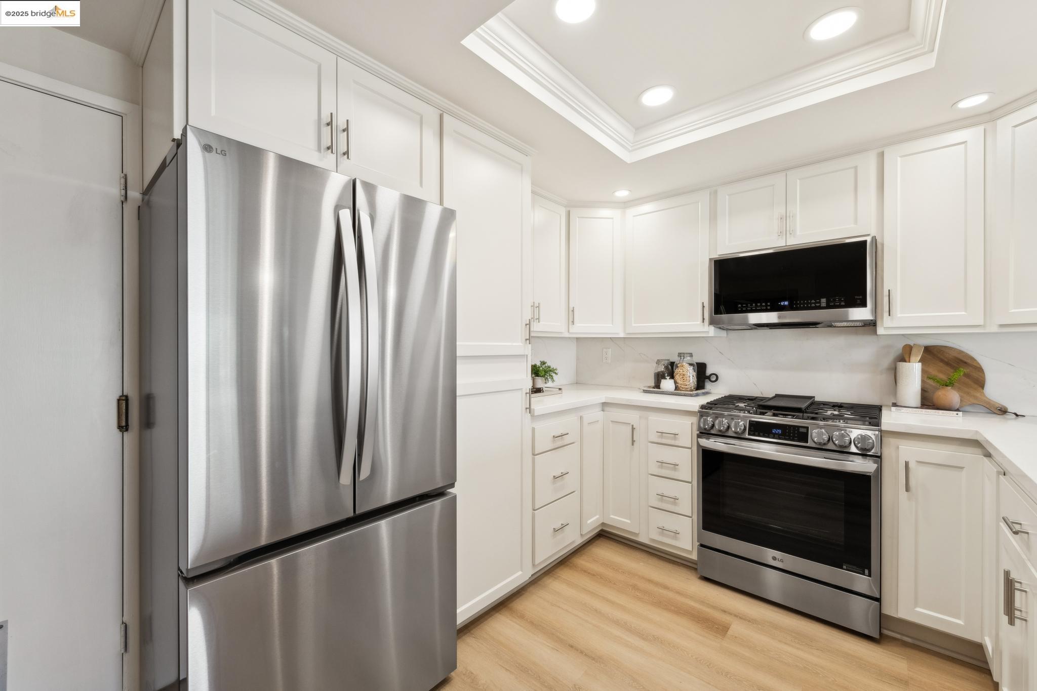 Detail Gallery Image 12 of 30 For 145 Thousand Oaks St, Oakland,  CA 94605 - 3 Beds | 2/1 Baths