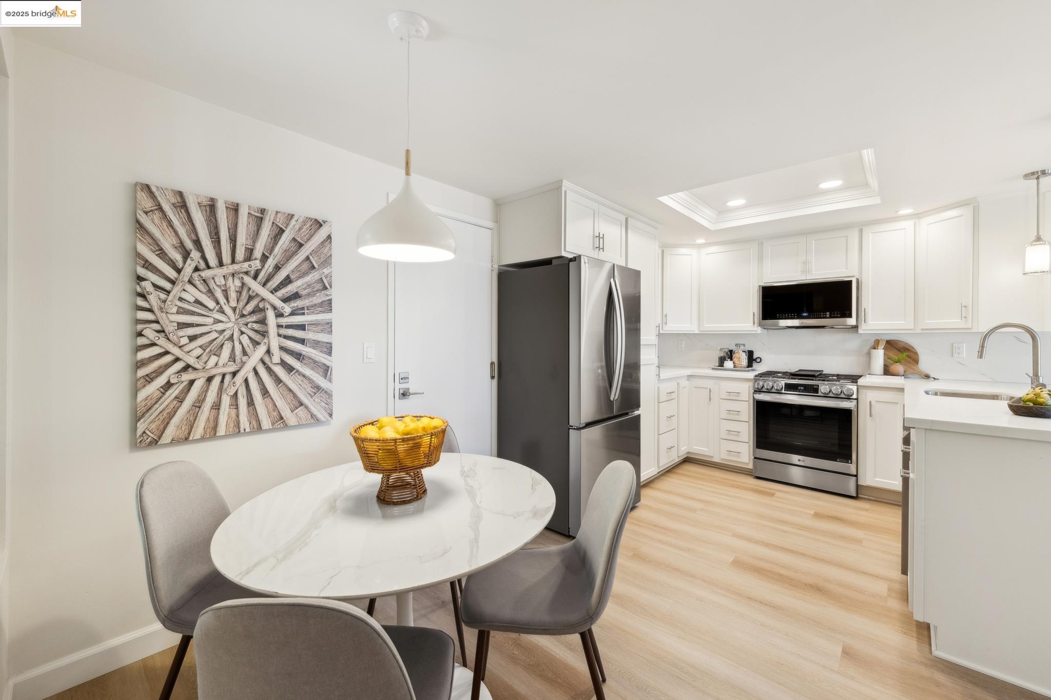 Detail Gallery Image 13 of 30 For 145 Thousand Oaks St, Oakland,  CA 94605 - 3 Beds | 2/1 Baths