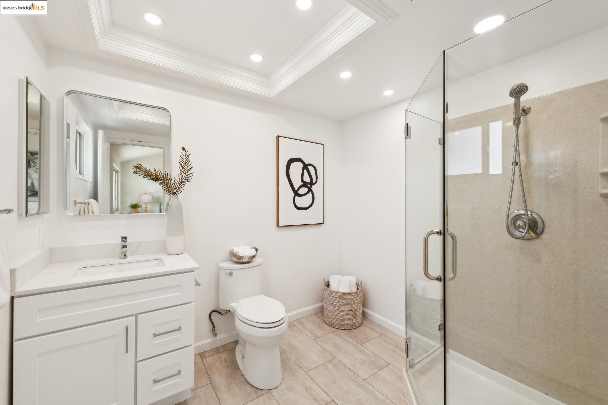 Detail Gallery Image 17 of 30 For 145 Thousand Oaks St, Oakland,  CA 94605 - 3 Beds | 2/1 Baths