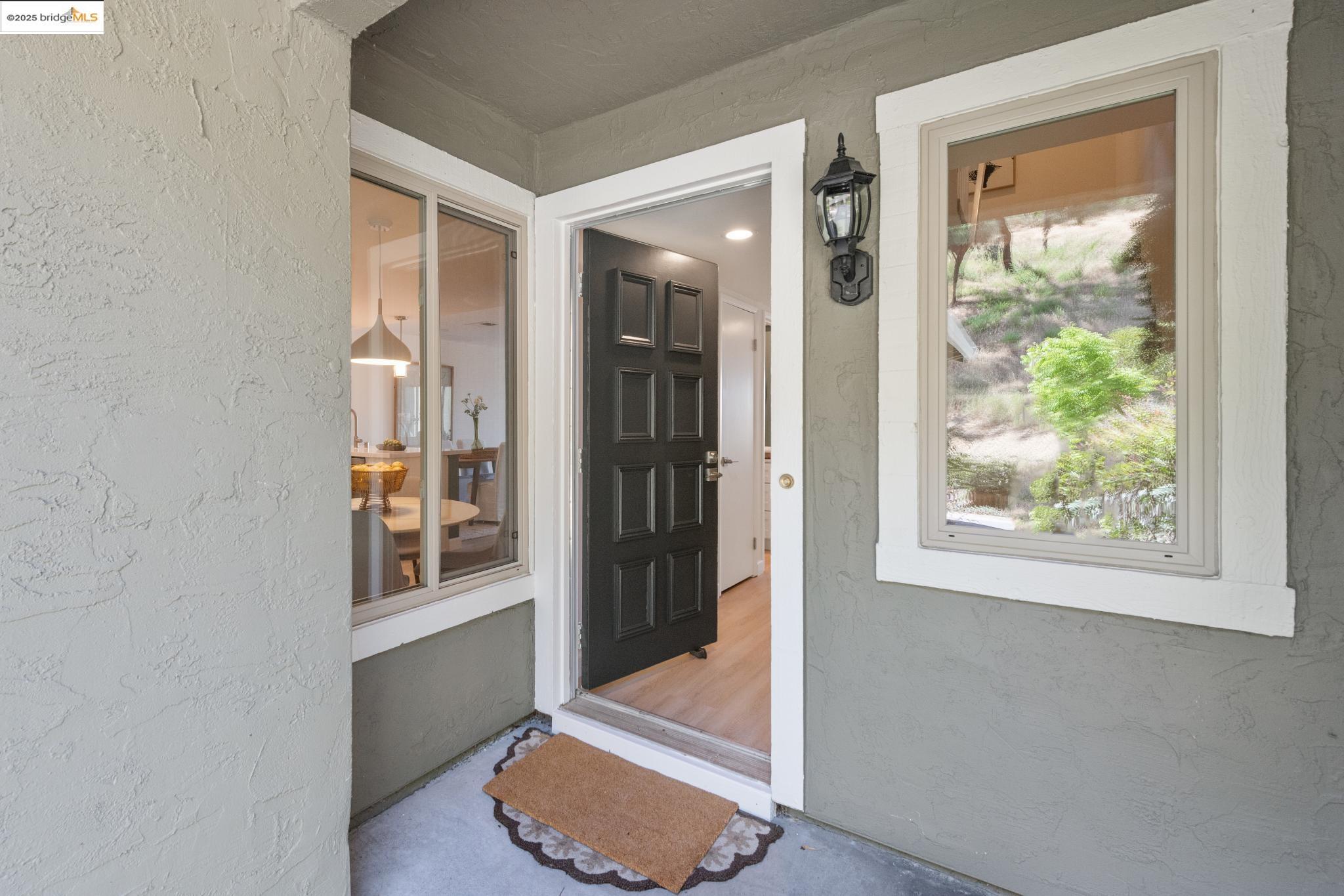 Detail Gallery Image 3 of 30 For 145 Thousand Oaks St, Oakland,  CA 94605 - 3 Beds | 2/1 Baths