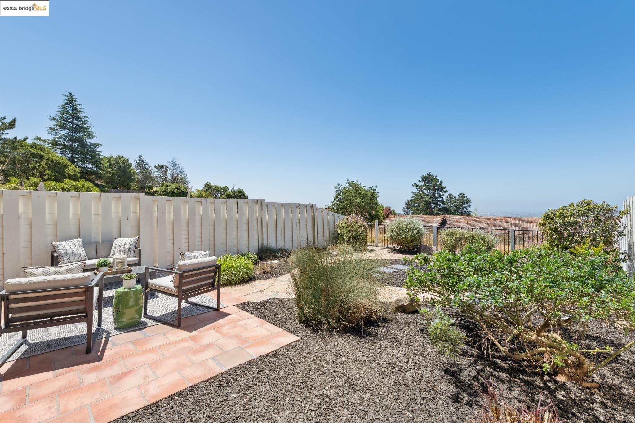 Detail Gallery Image 24 of 30 For 145 Thousand Oaks St, Oakland,  CA 94605 - 3 Beds | 2/1 Baths