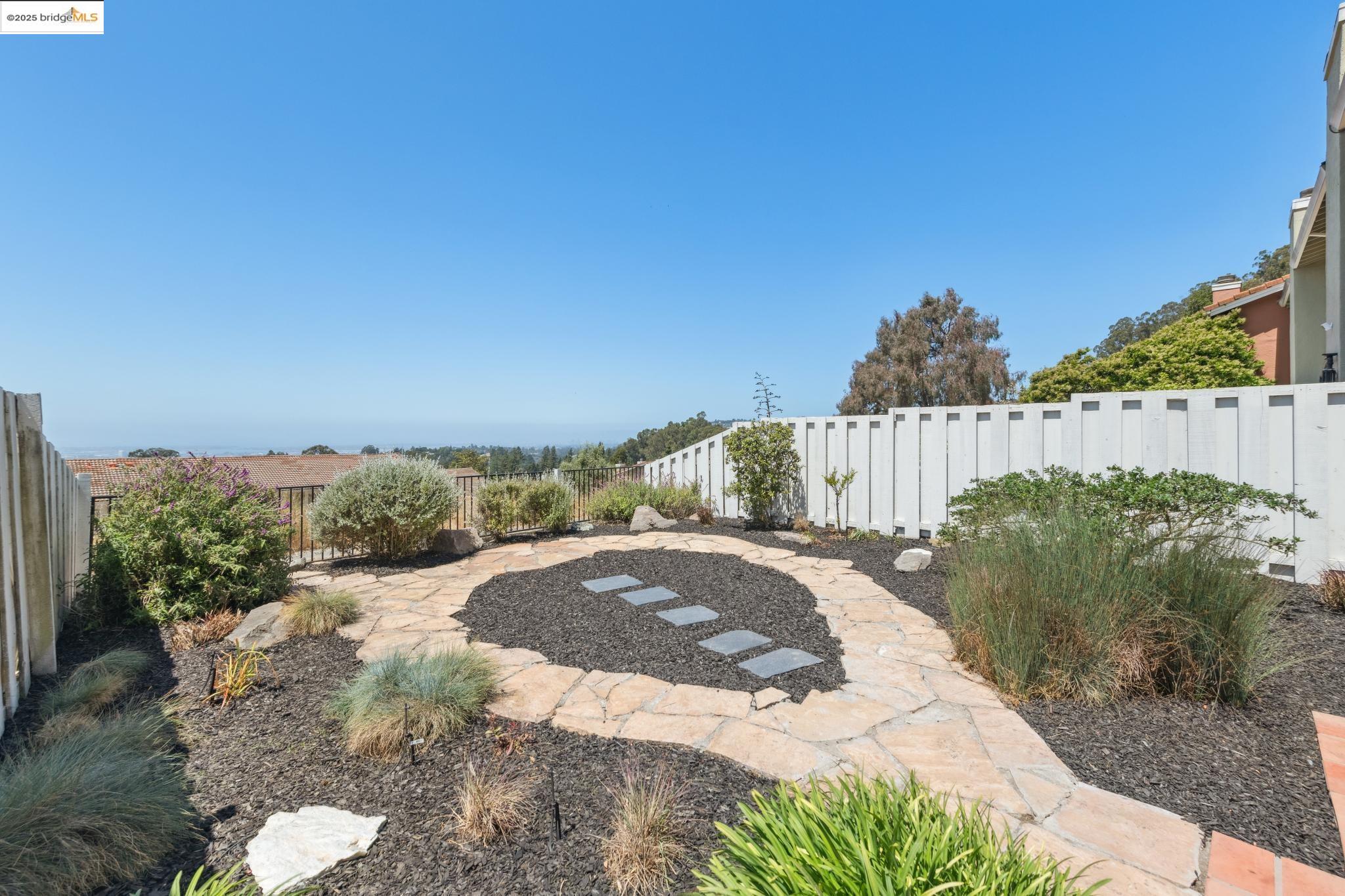Detail Gallery Image 25 of 30 For 145 Thousand Oaks St, Oakland,  CA 94605 - 3 Beds | 2/1 Baths