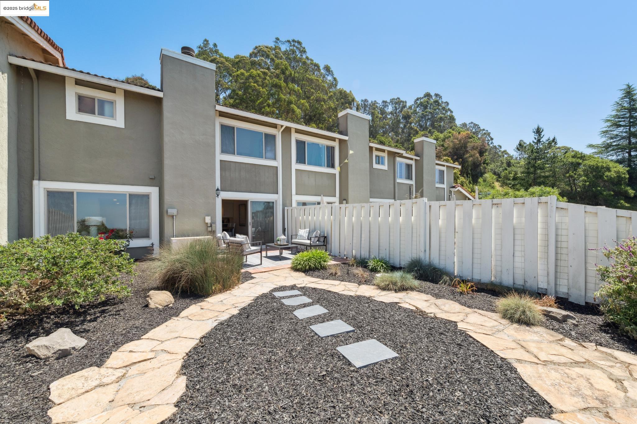 Detail Gallery Image 26 of 30 For 145 Thousand Oaks St, Oakland,  CA 94605 - 3 Beds | 2/1 Baths