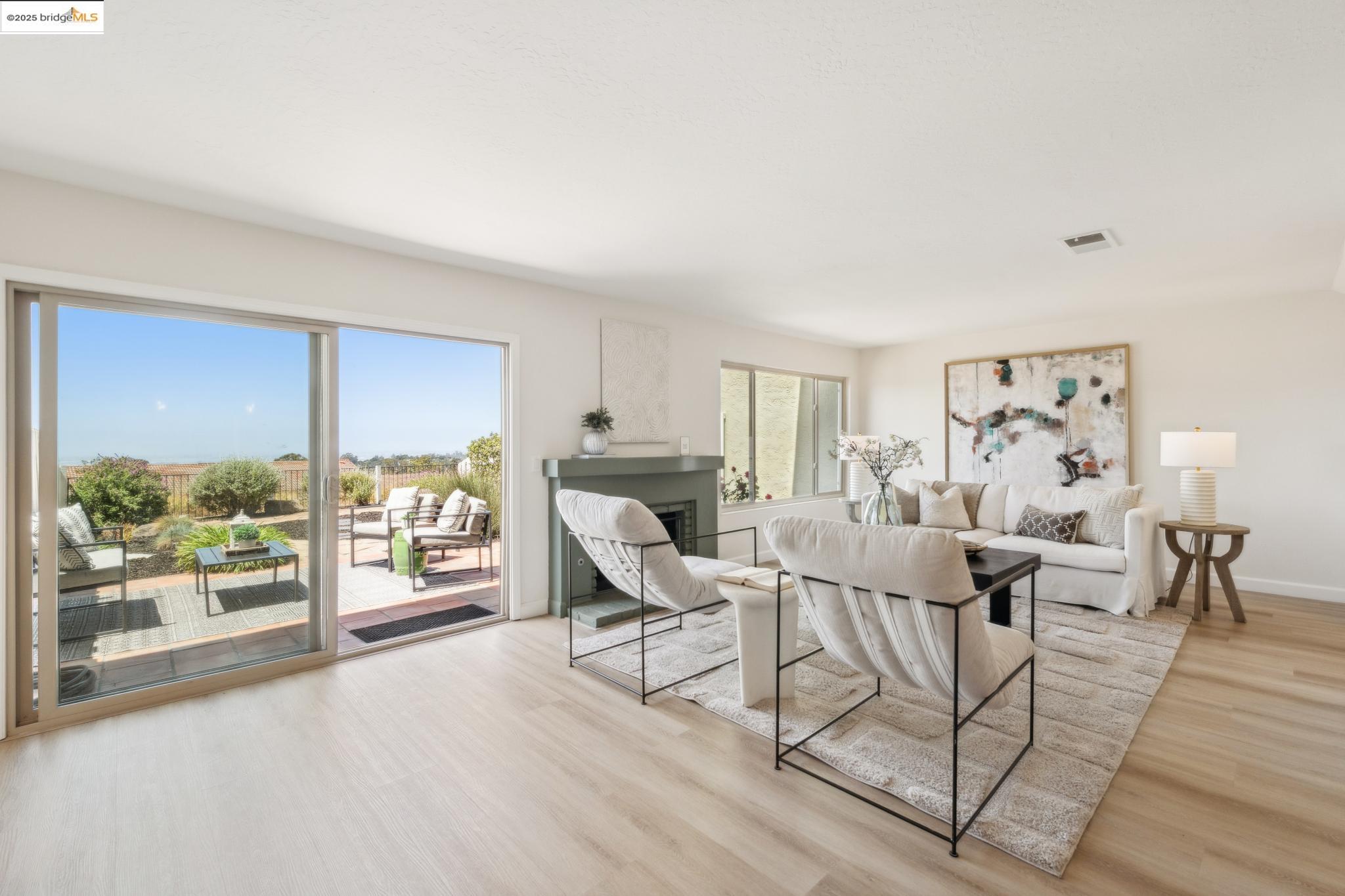 Detail Gallery Image 5 of 30 For 145 Thousand Oaks St, Oakland,  CA 94605 - 3 Beds | 2/1 Baths