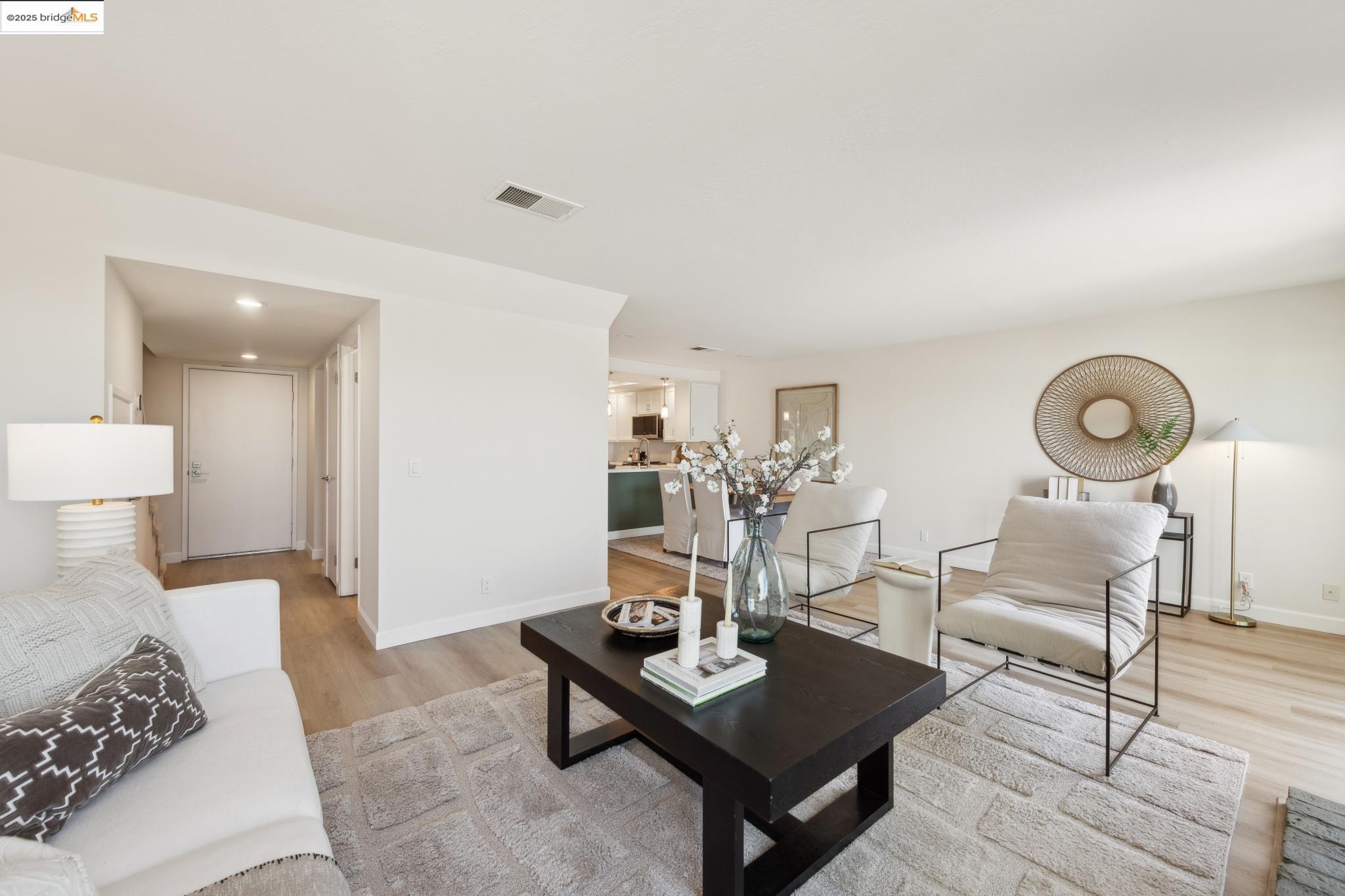 Detail Gallery Image 6 of 30 For 145 Thousand Oaks St, Oakland,  CA 94605 - 3 Beds | 2/1 Baths